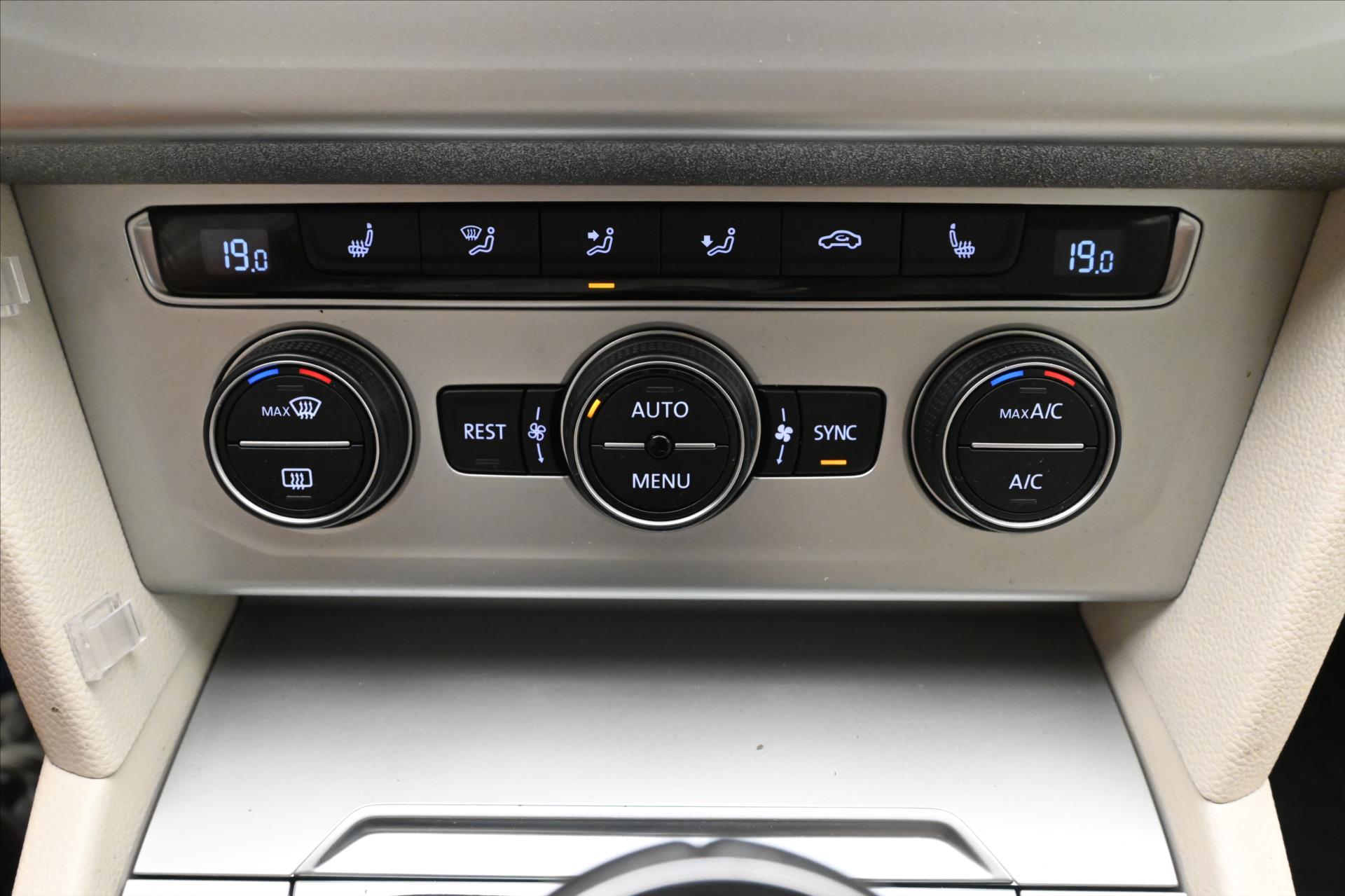 Main photo of the car Volkswagen Passat 2.0 TDI 110kW Towing Warranty up to 5 years (22)