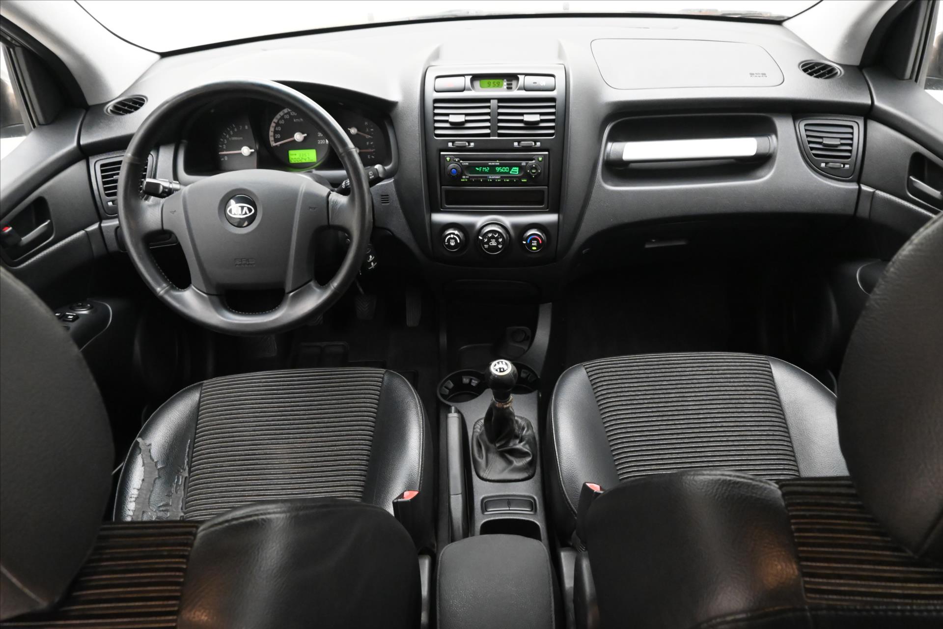 Main photo of the car Kia Sportage 2.0 i 104 kW Towable (15)