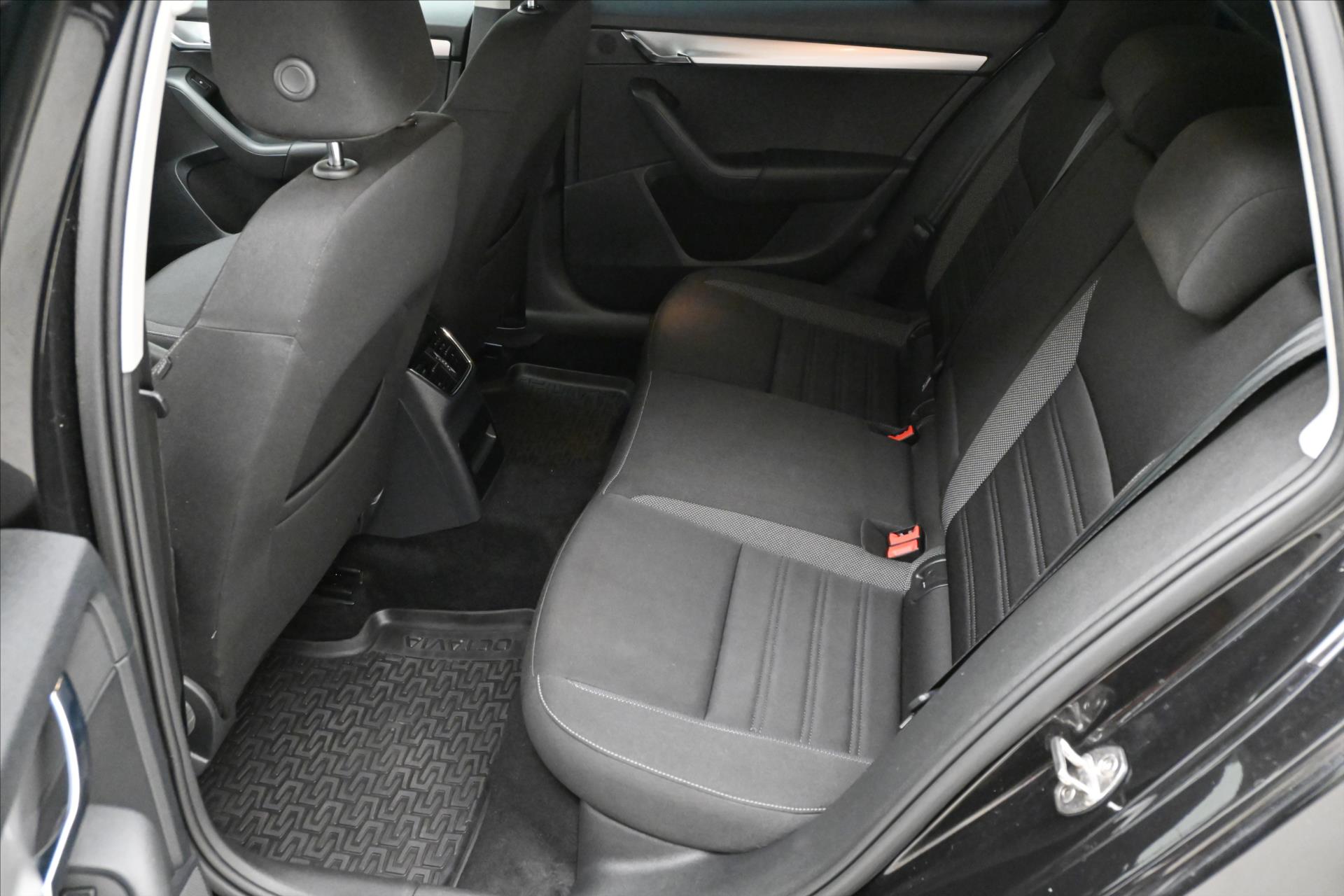 Hlavní fotografie vozu Škoda Octavia 2,0 TDI 110kW Tažné DSG Záruka až 5 let (14)