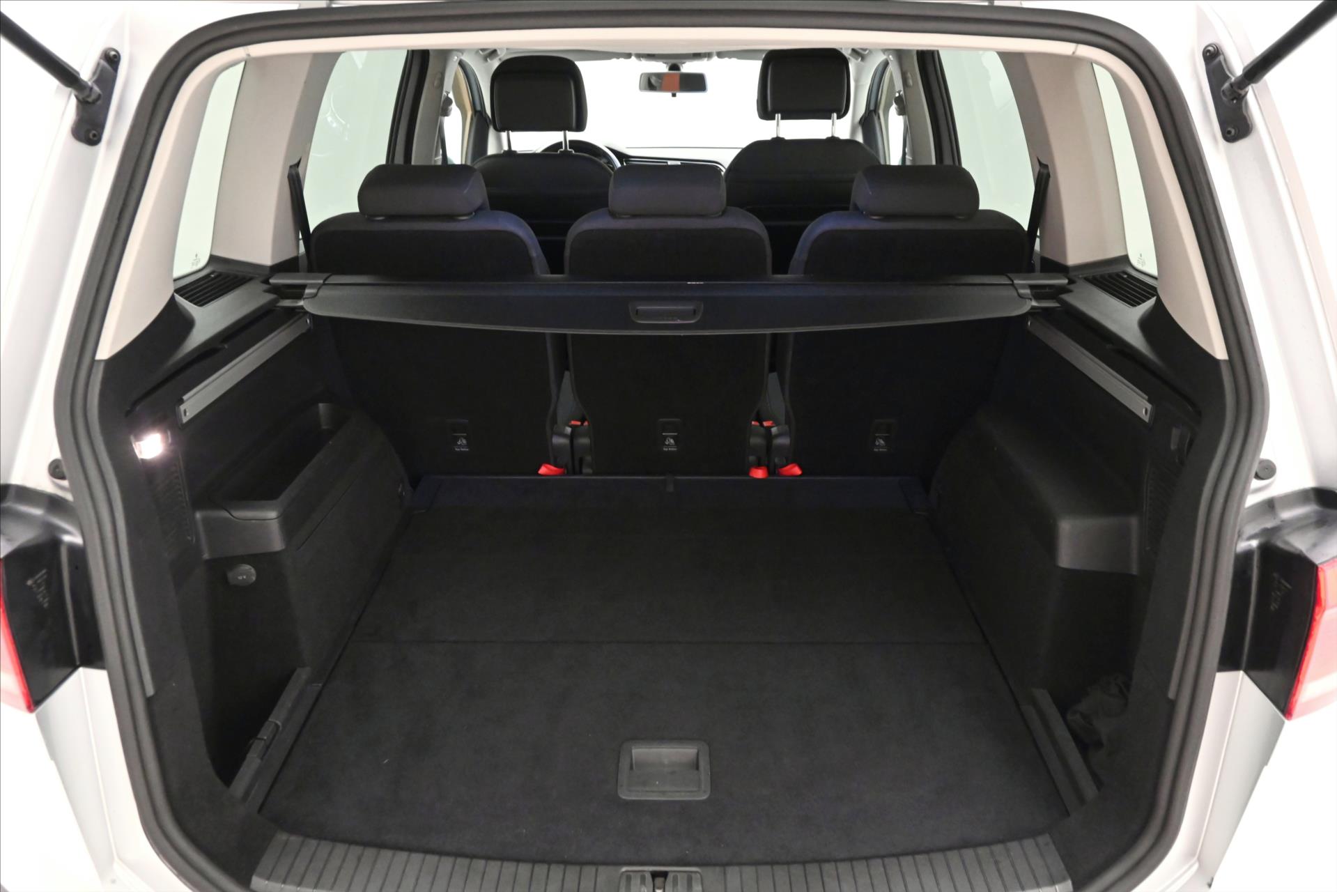 Hlavní fotografie vozu Volkswagen Touran 2,0 TDI 110kW DSG Záruka až 5 let (11)