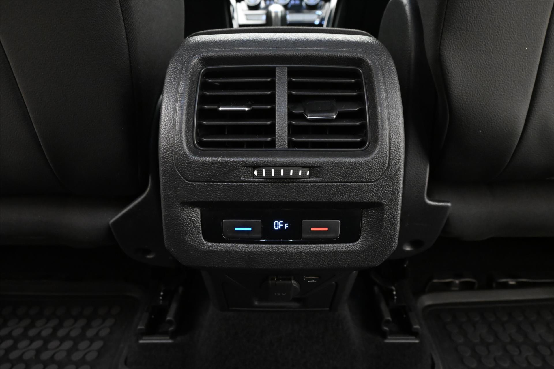 Hlavní fotografie vozu Volkswagen Touran 2,0 TDI 110kW DSG Záruka až 5 let (24)