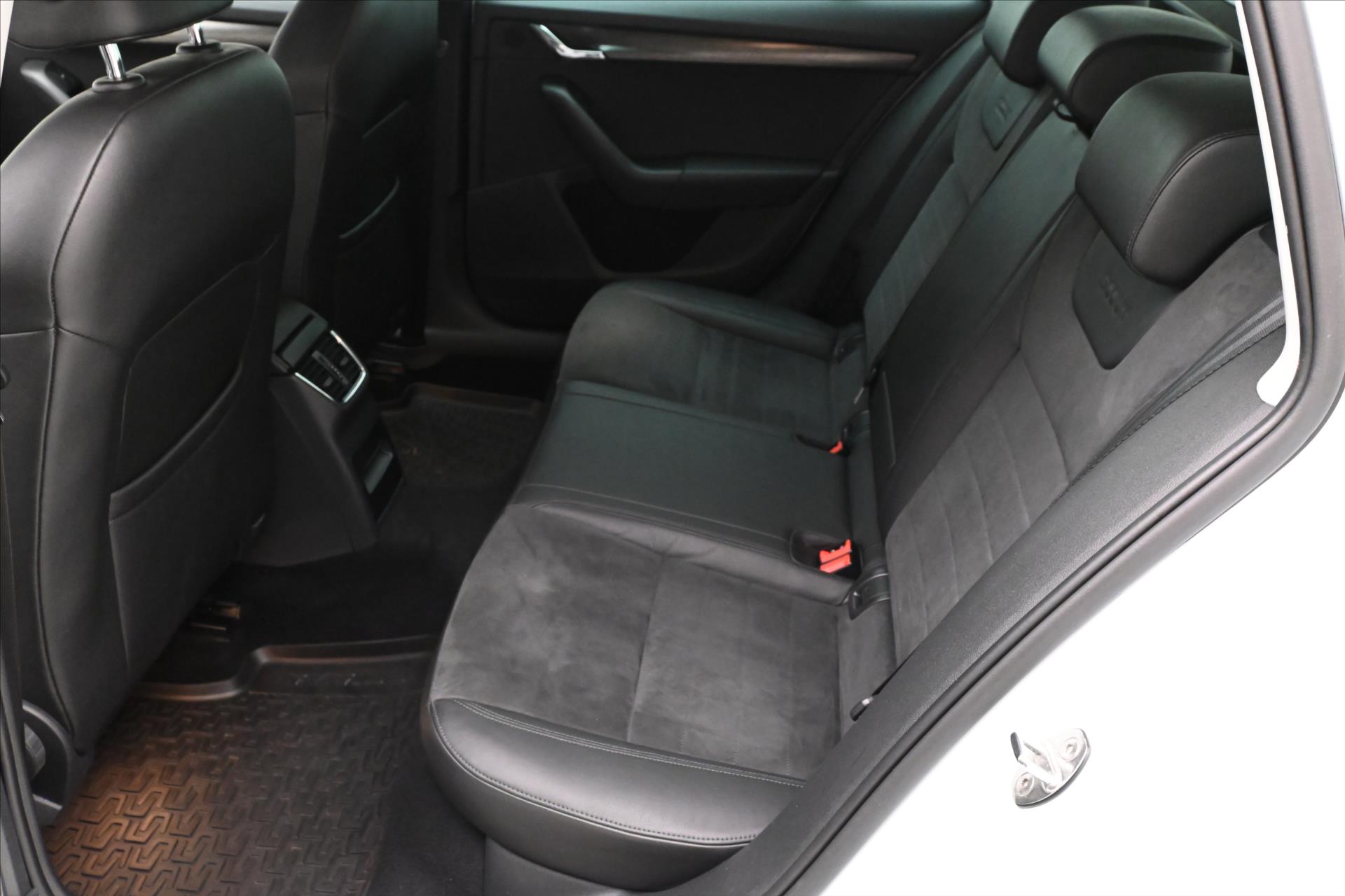 Hlavní fotografie vozu Škoda Octavia 2,0 TDI 135kW SCOUT DSG 4x4 Záruka až 5 let (14)