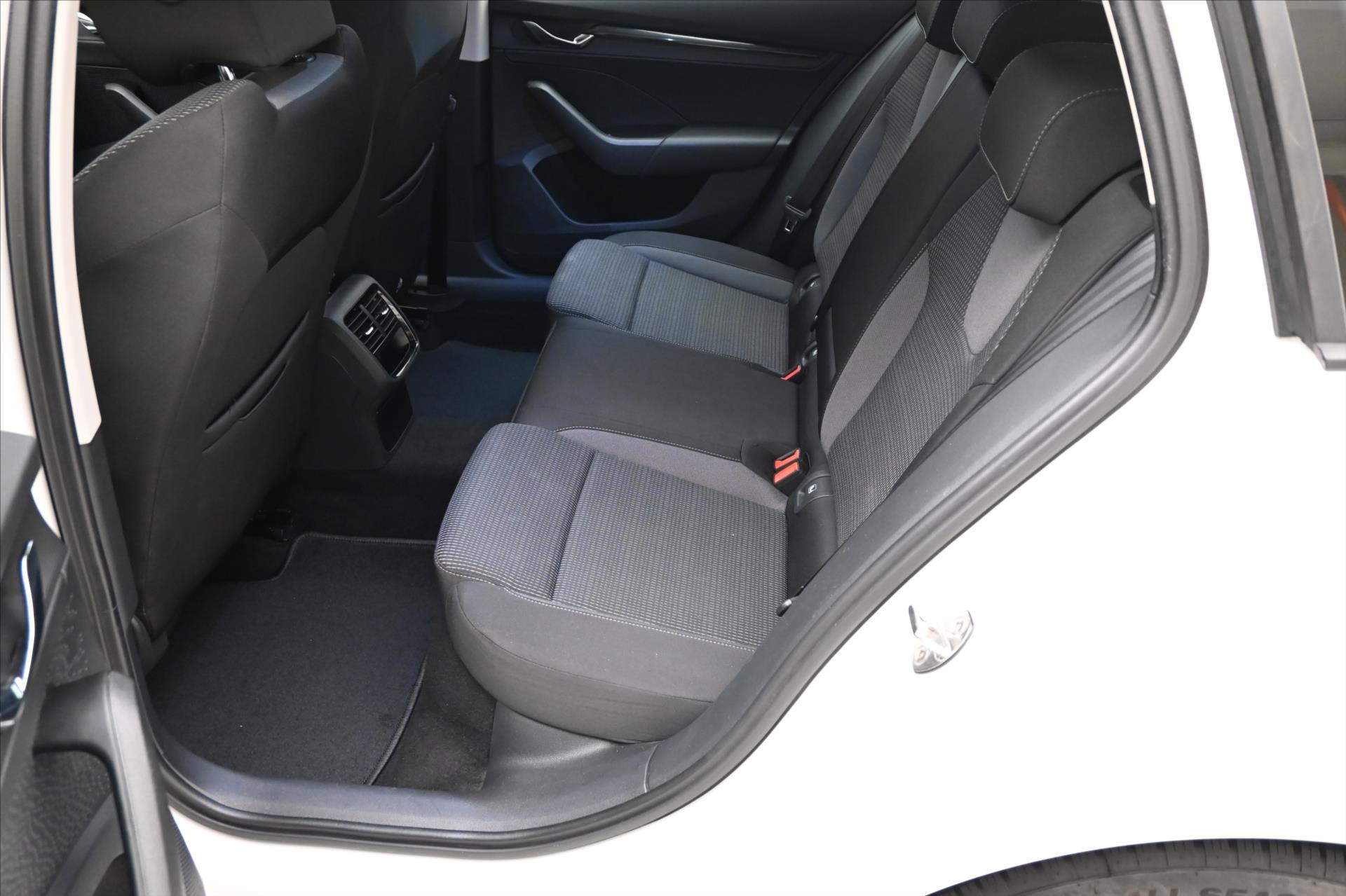 Main photo of the car Skoda Octavia 2.0 TDI 110kW DSG Ambition Warranty up to 5 years (14)