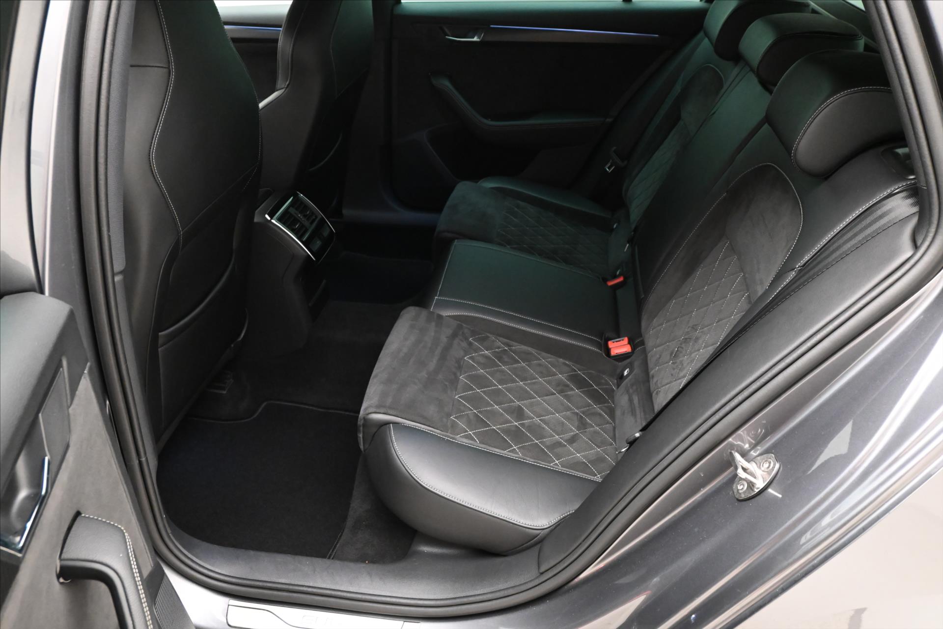Main photo of the car Skoda Superb 1.4 TSI 115kW iV DSG Sportline SoH 98% Warranty up to 5 years (14)