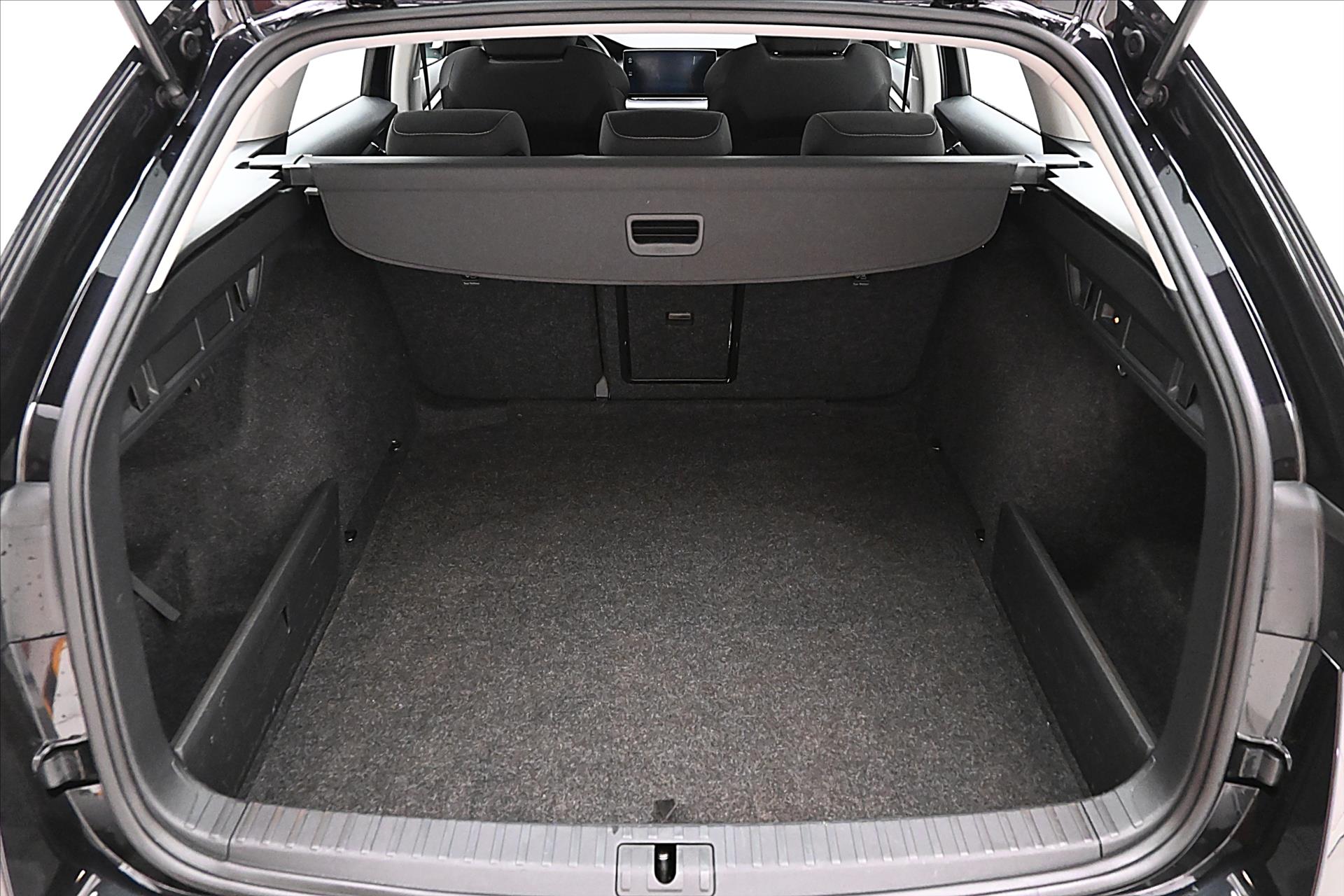 Hlavní fotografie vozu Škoda Octavia 1,0 TSI 81kW M-HEV DSG Záruka až 5 let (10)