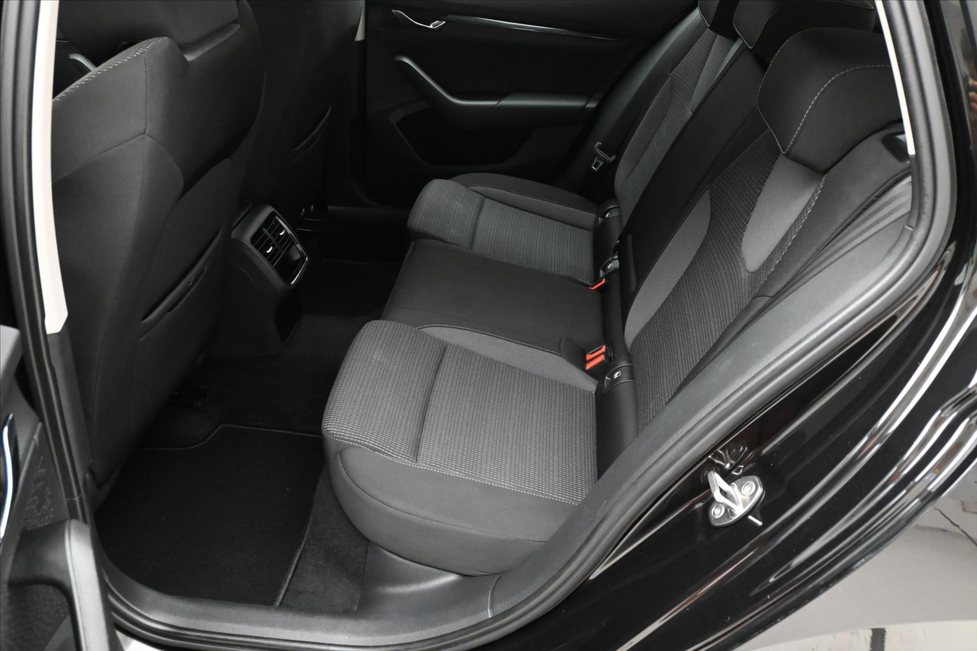 Hlavní fotografie vozu Škoda Octavia 1,0 TSI 81kW M-HEV DSG Záruka až 5 let (14)