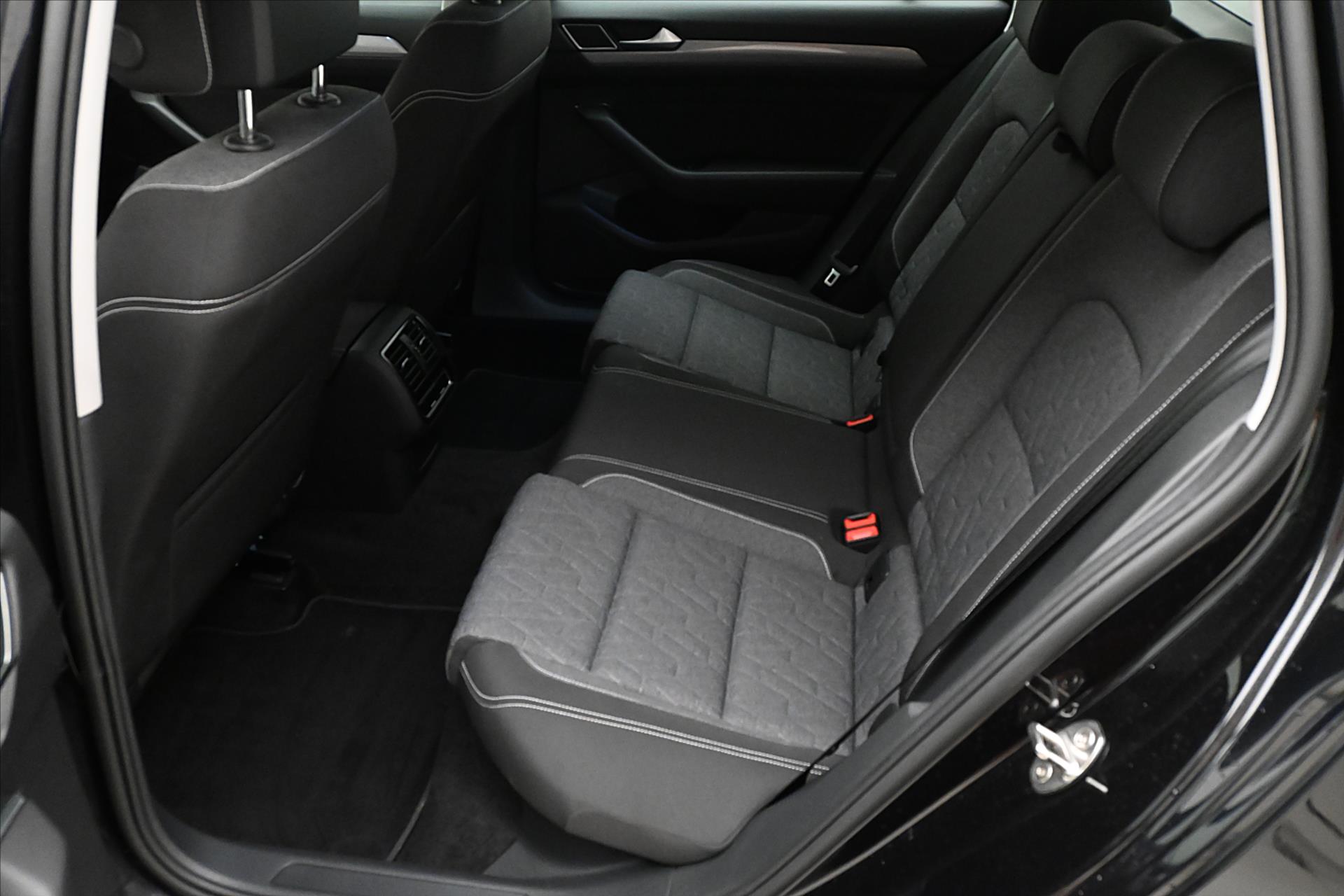 Main photo of the car Volkswagen Passat 2.0 TDI 147kW DSG Business Warranty up to 5 years (15)
