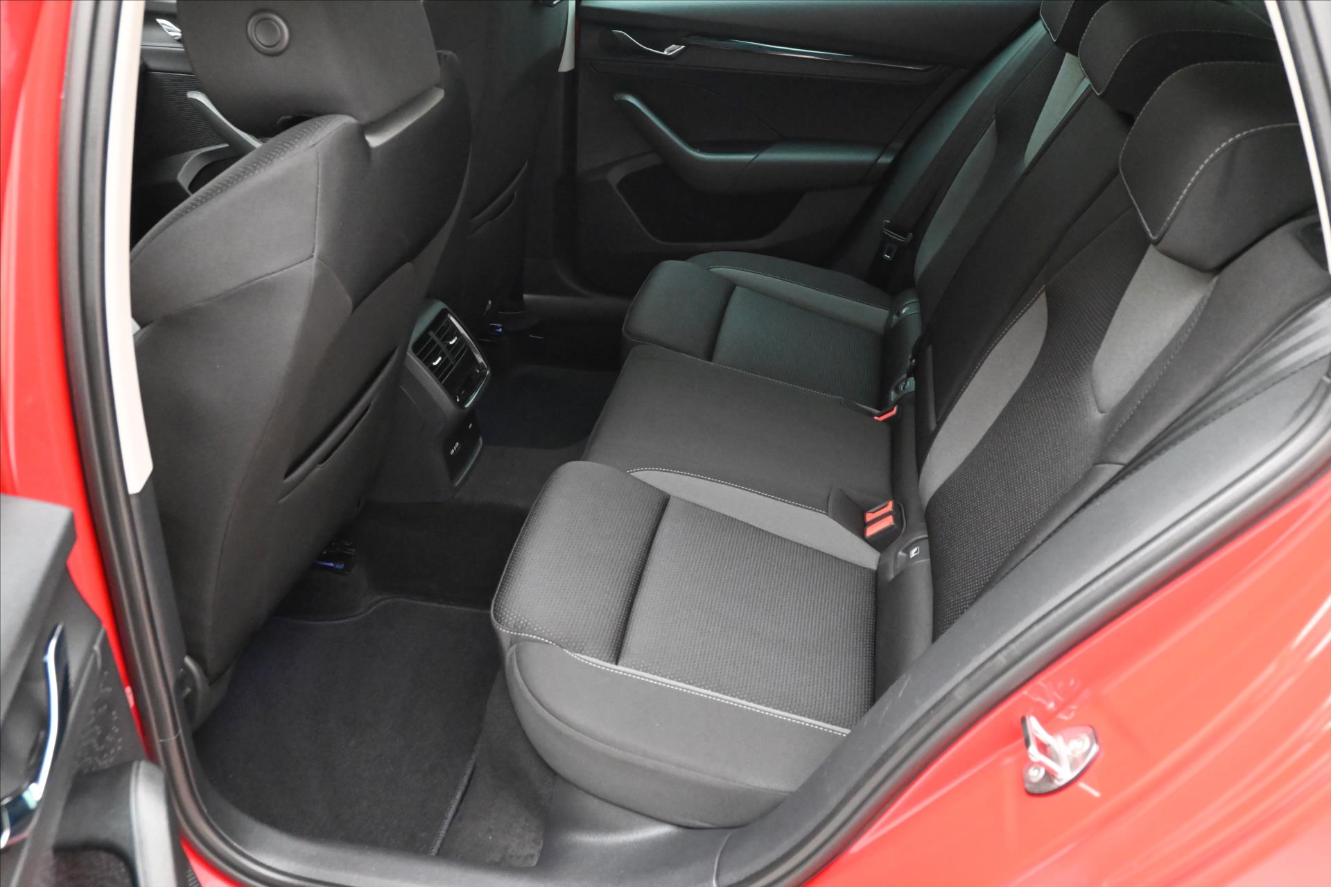 Main photo of the car Skoda Octavia 2.0 TDI 110 kW TOUR Warranty up to 5 years (14)
