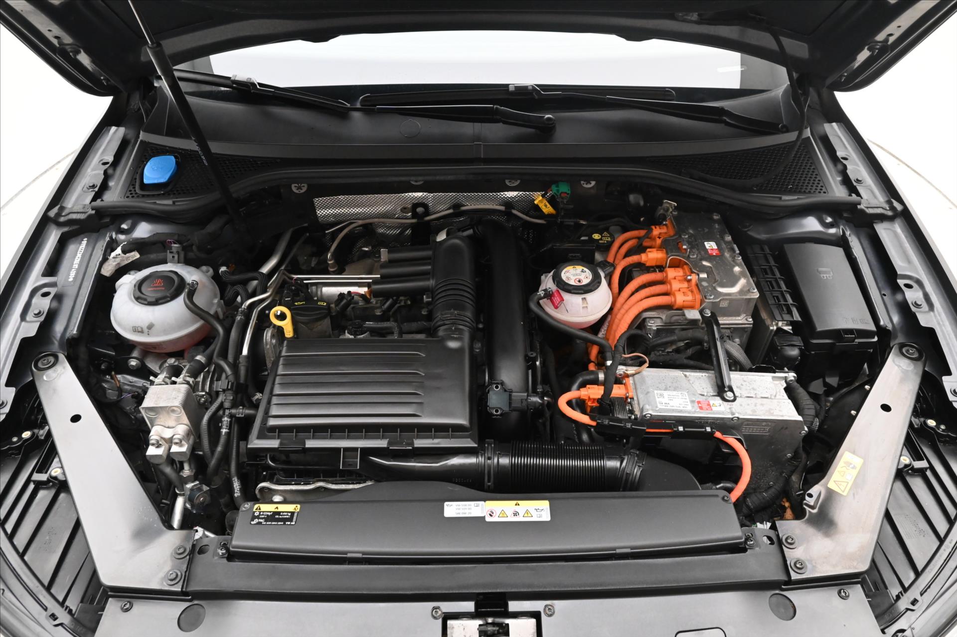 Hlavní fotografie vozu Volkswagen Passat 1,4 GTE 160 kW DSG Business Záruka až 5 let (9)