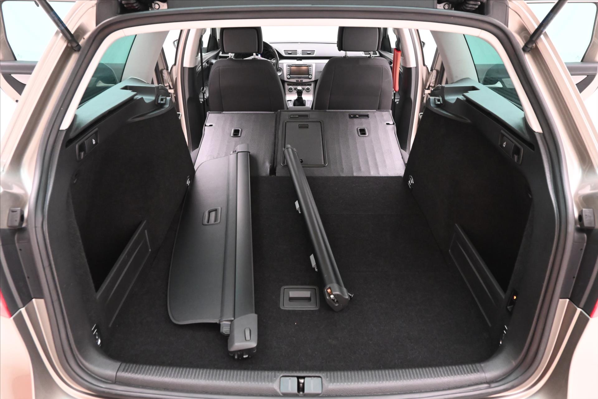 Main photo of the car Volkswagen Passat 2.0 TDI 103 kW Business Edition Panorama Warranty (11)