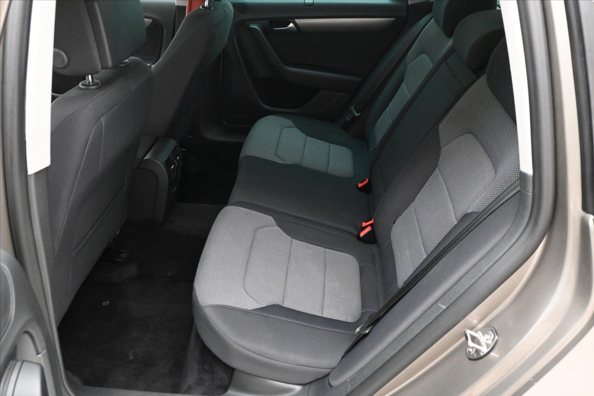 Main photo of the car Volkswagen Passat 2.0 TDI 103 kW Business Edition Panorama Warranty (14)