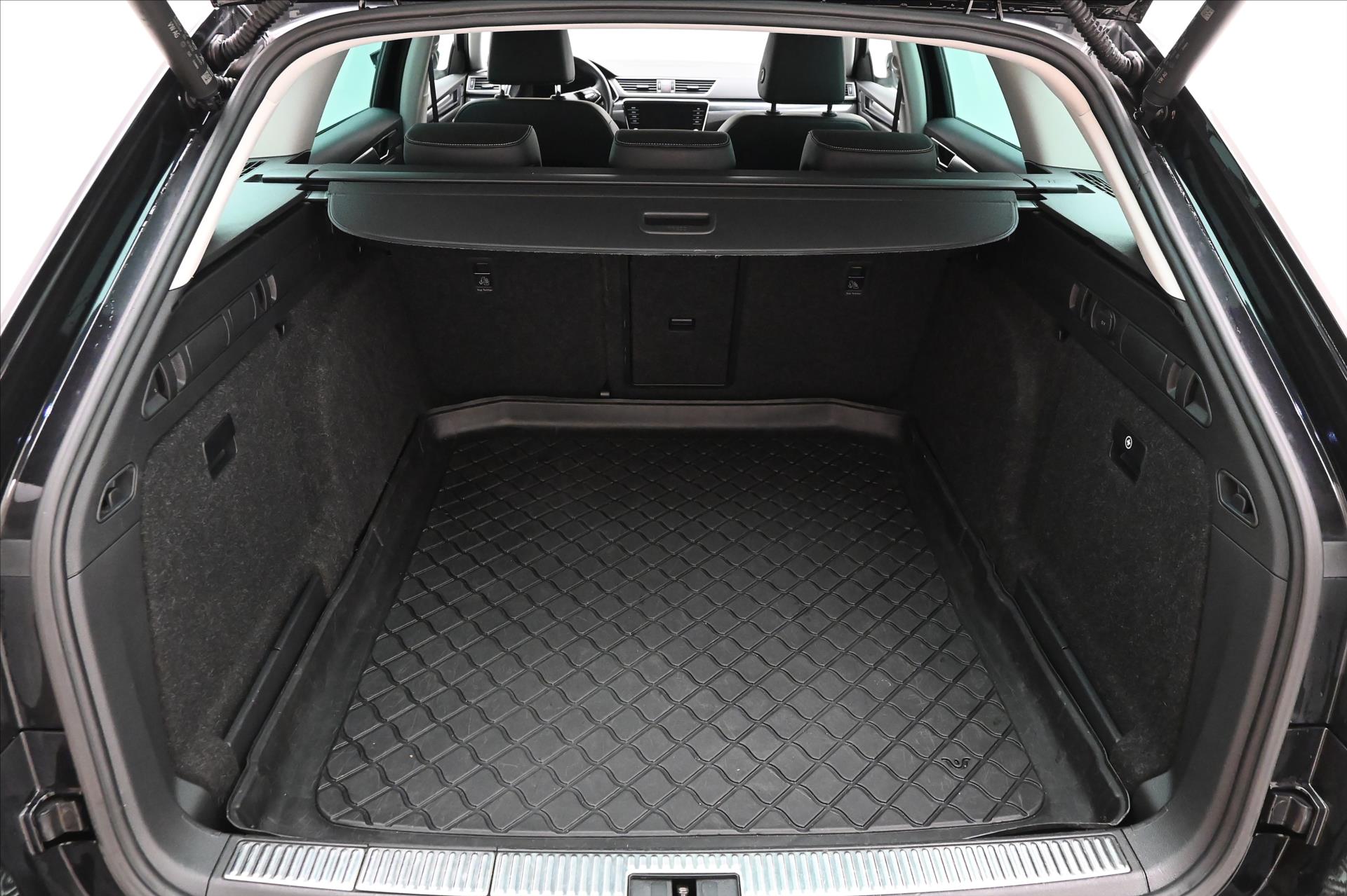 Hlavní fotografie vozu Škoda Superb 2,0 TDI 110 KW DSG STYLE Záruka až 5 let (10)