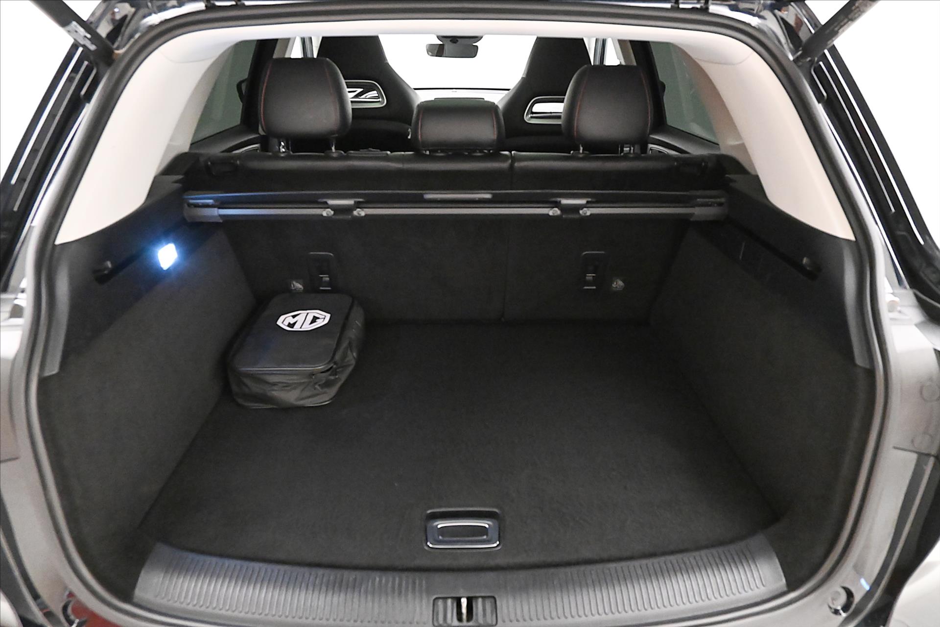 Hlavní fotografie vozu MG eHS 1,5 TGI PHEV 119kW AT Luxury Záruka až 5 let (10)