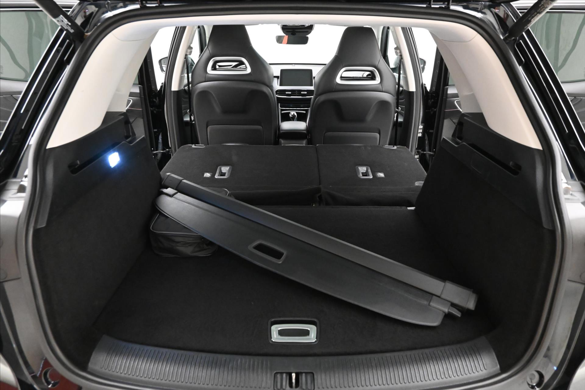 Hlavní fotografie vozu MG eHS 1,5 TGI PHEV 119kW AT Luxury Záruka až 5 let (11)