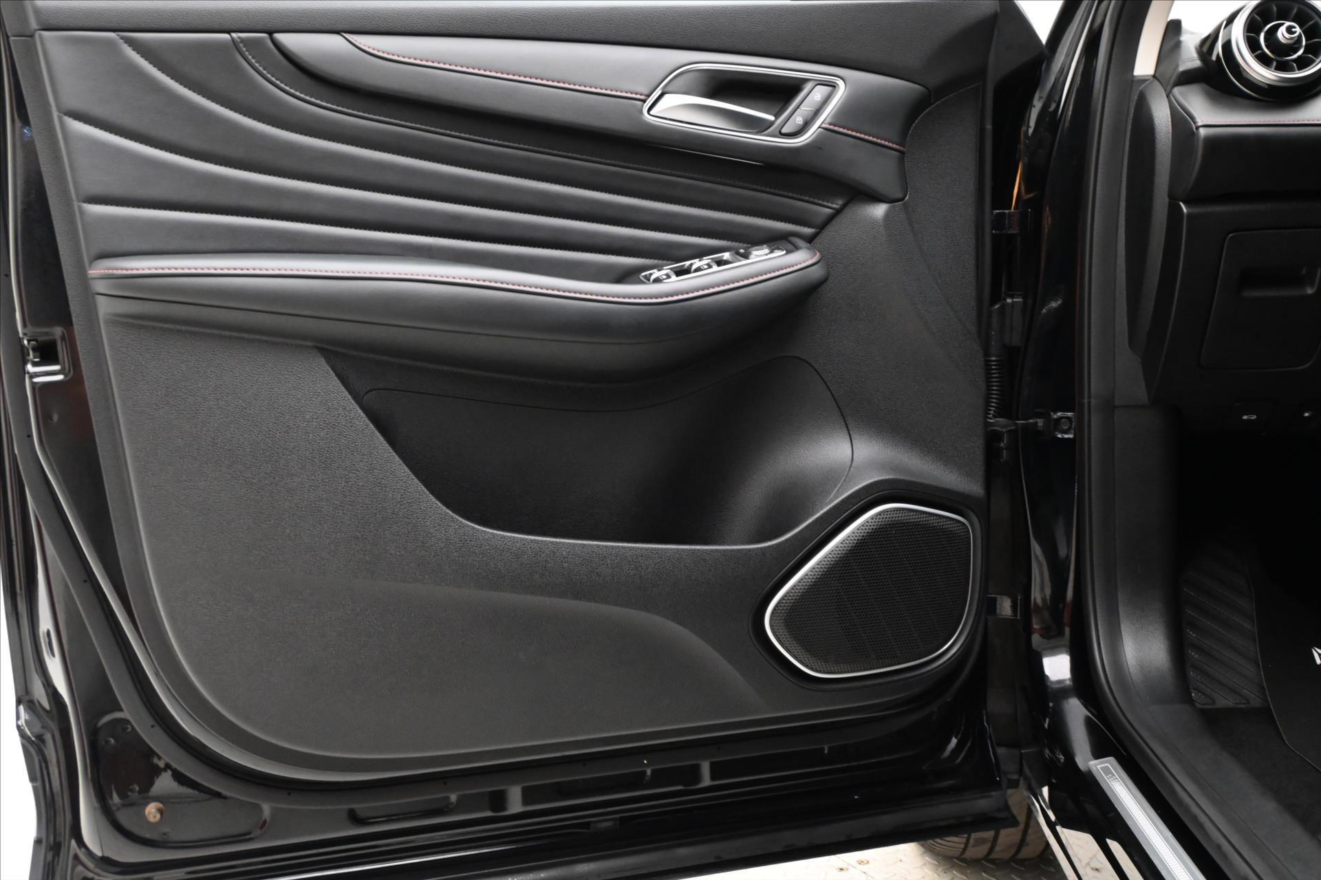 Hlavní fotografie vozu MG eHS 1,5 TGI PHEV 119kW AT Luxury Záruka až 5 let (24)