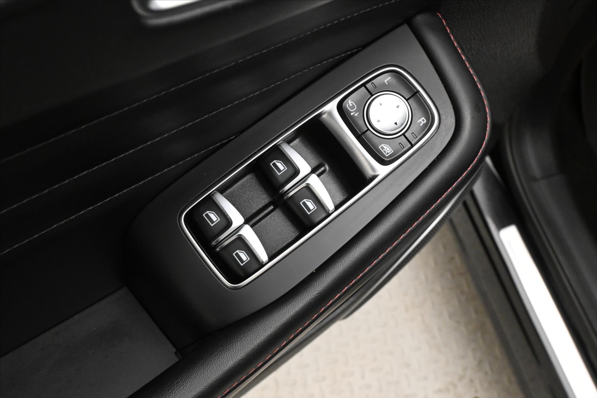 Hlavní fotografie vozu MG eHS 1,5 TGI PHEV 119kW AT Luxury Záruka až 5 let (26)