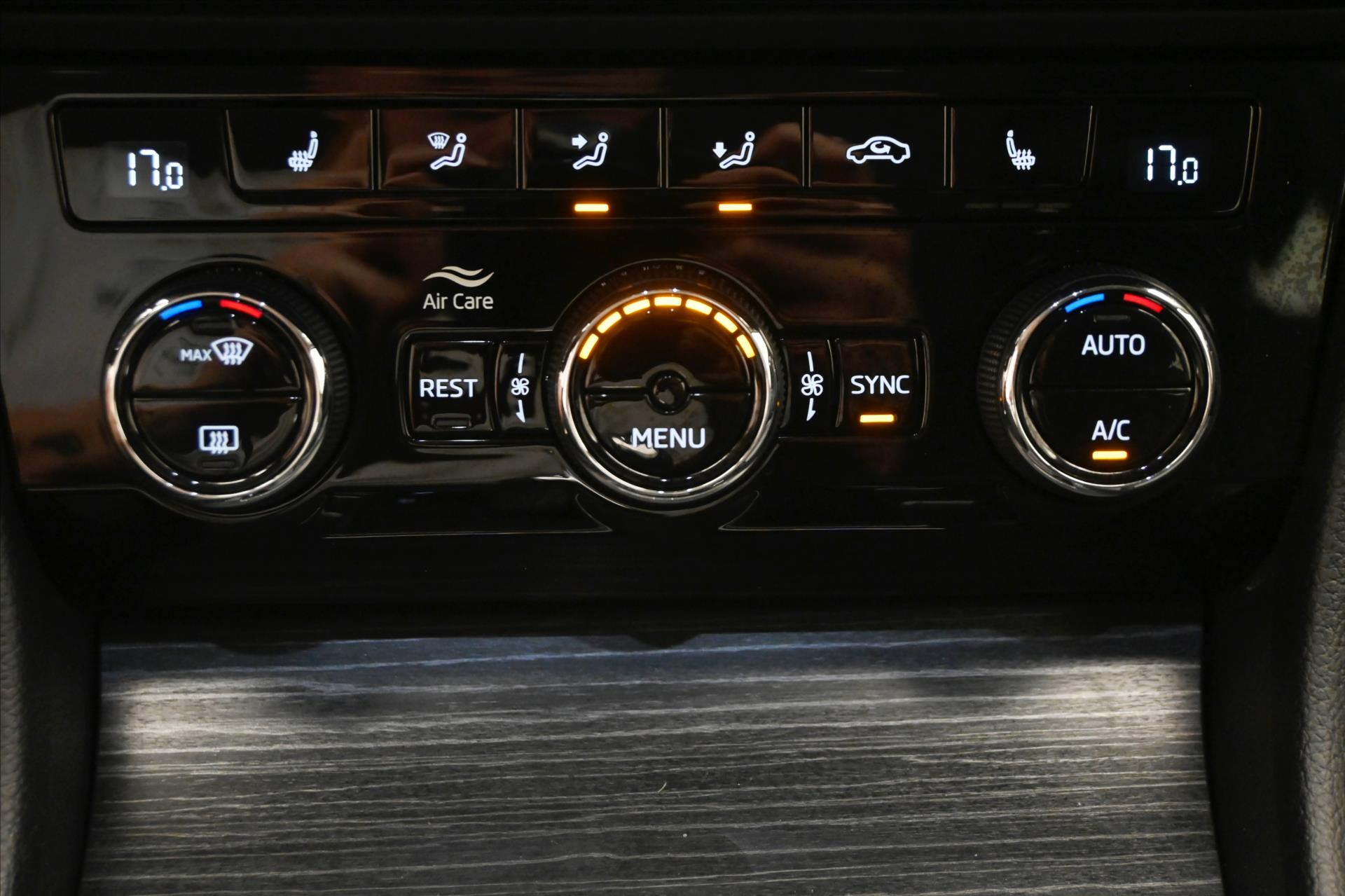 Main photo of the car Skoda Superb 2.0 TDI 110 kW DSG Style Warranty up to 5 years (21)