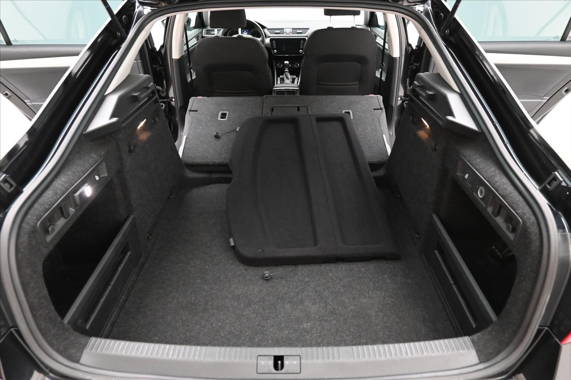 Hlavní fotografie vozu Škoda Superb 2,0 TDI 110 kW DSG Ambition Záruka až 5 let (11)