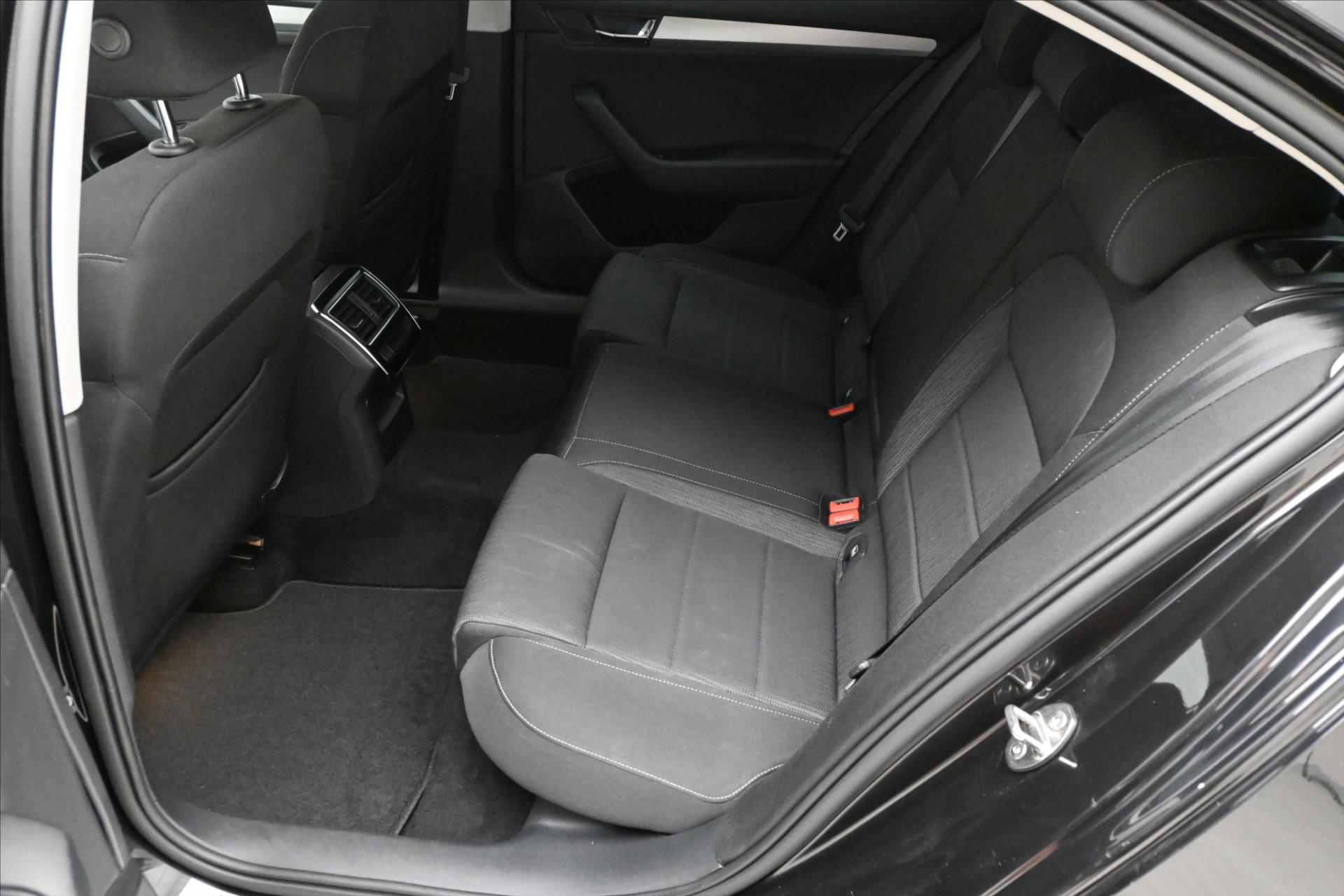 Hlavní fotografie vozu Škoda Superb 2,0 TDI 110 kW DSG Ambition Záruka až 5 let (14)