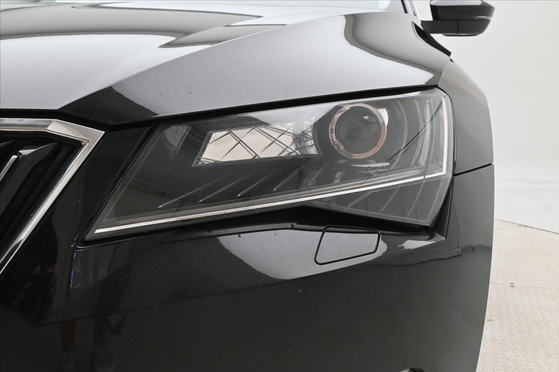 Hlavní fotografie vozu Škoda Superb 2,0 TDI 110 kW DSG Ambition Záruka až 5 let (27)