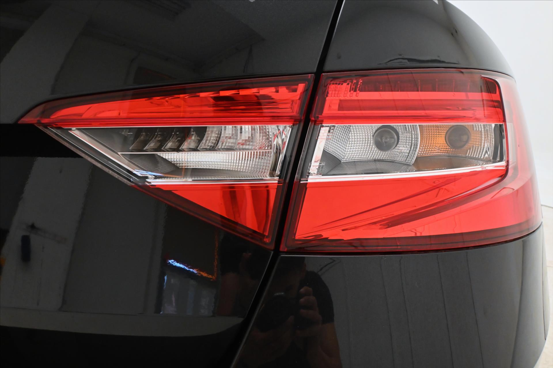 Hlavní fotografie vozu Škoda Superb 2,0 TDI 110 kW DSG Ambition Záruka až 5 let (28)