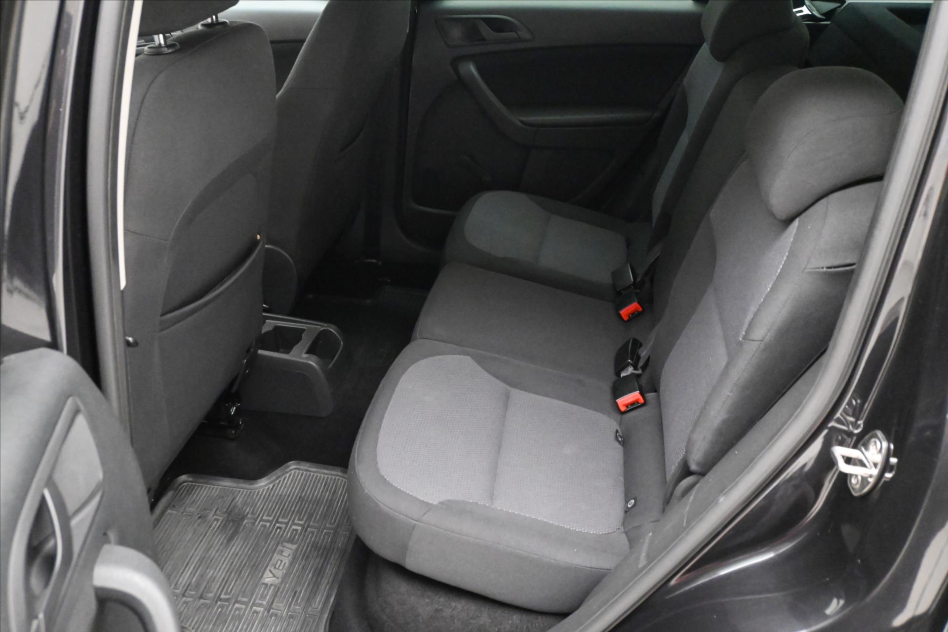 Main photo of the car Skoda Yeti 1.2 TSI 77 kW AIR CONDITIONING TOWABLE (14)