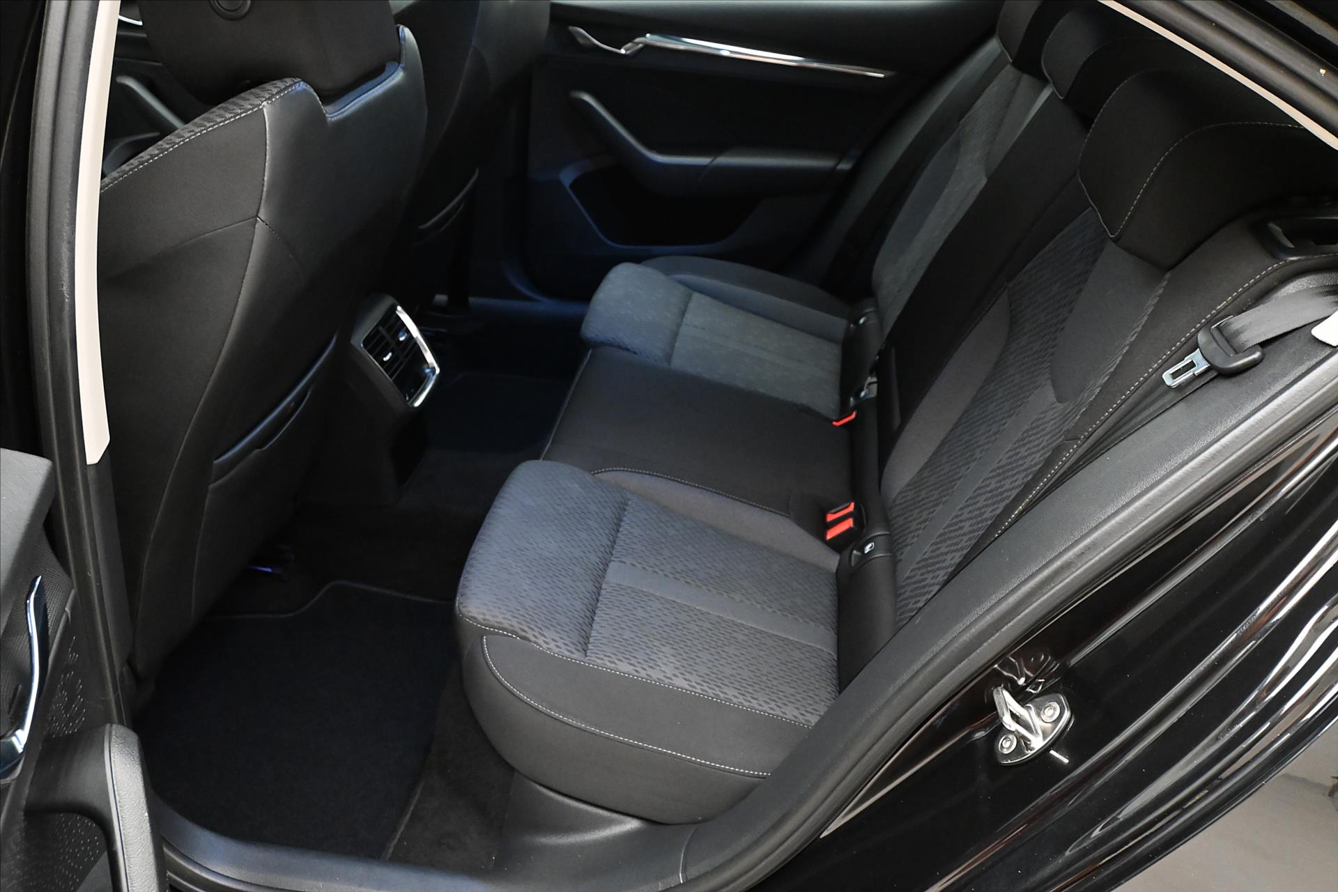 Main photo of the car Skoda Octavia 2.0 TDI 110kW DSG Style Warranty up to 5 years (15)