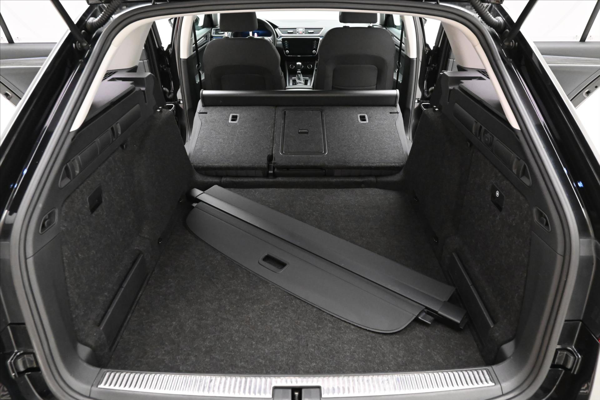 Hlavní fotografie vozu Škoda Superb 2,0 TDI 110kW DSG Style Záruka až 5 let (11)