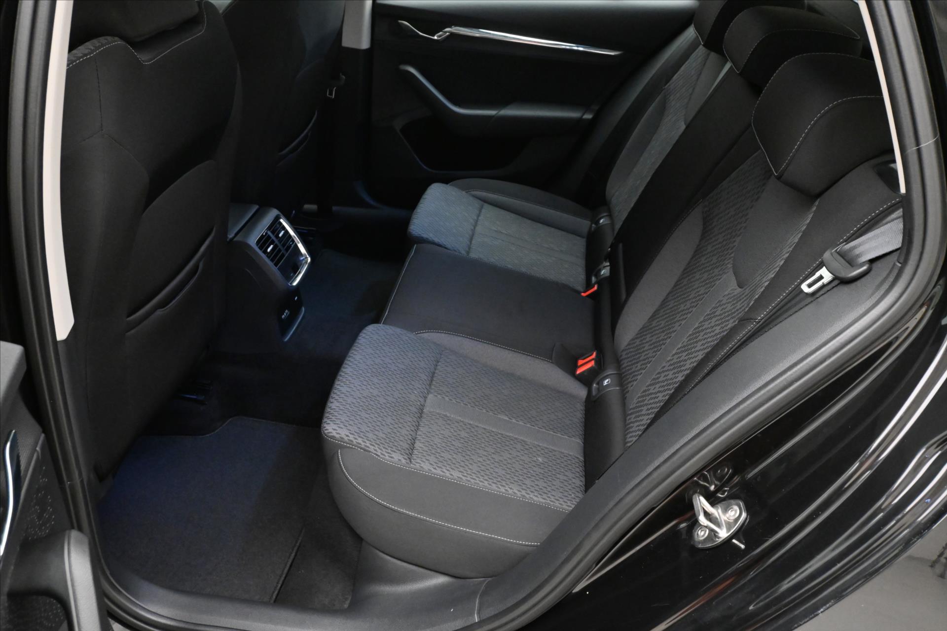 Main photo of the car Skoda Octavia 2,0 TDI 110 kW DSG MATRIX LED Záruka až 5 let (14)