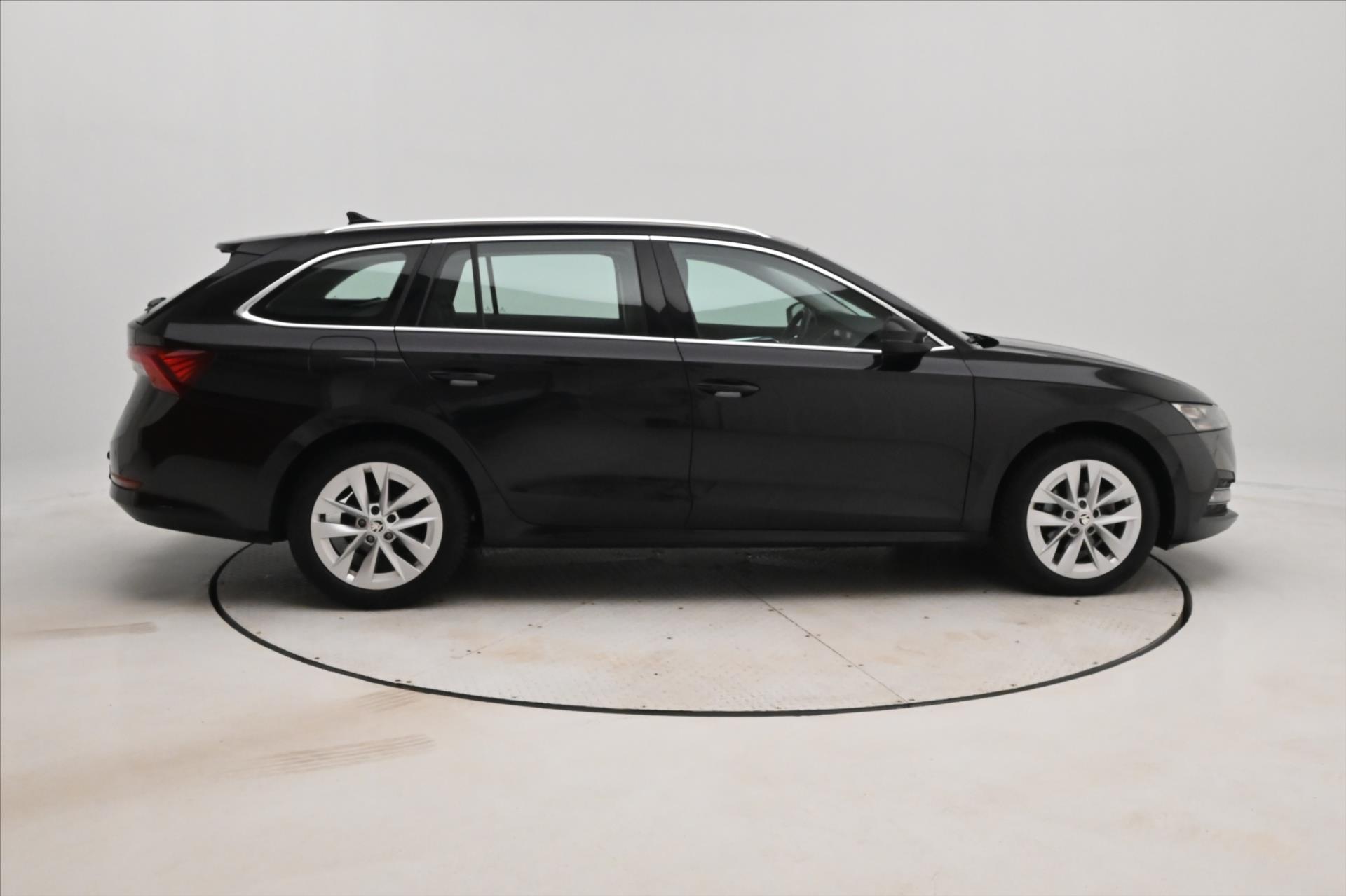 Main photo of the car Skoda Octavia 2,0 TDI 110 kW DSG MATRIX LED Záruka až 5 let (4)