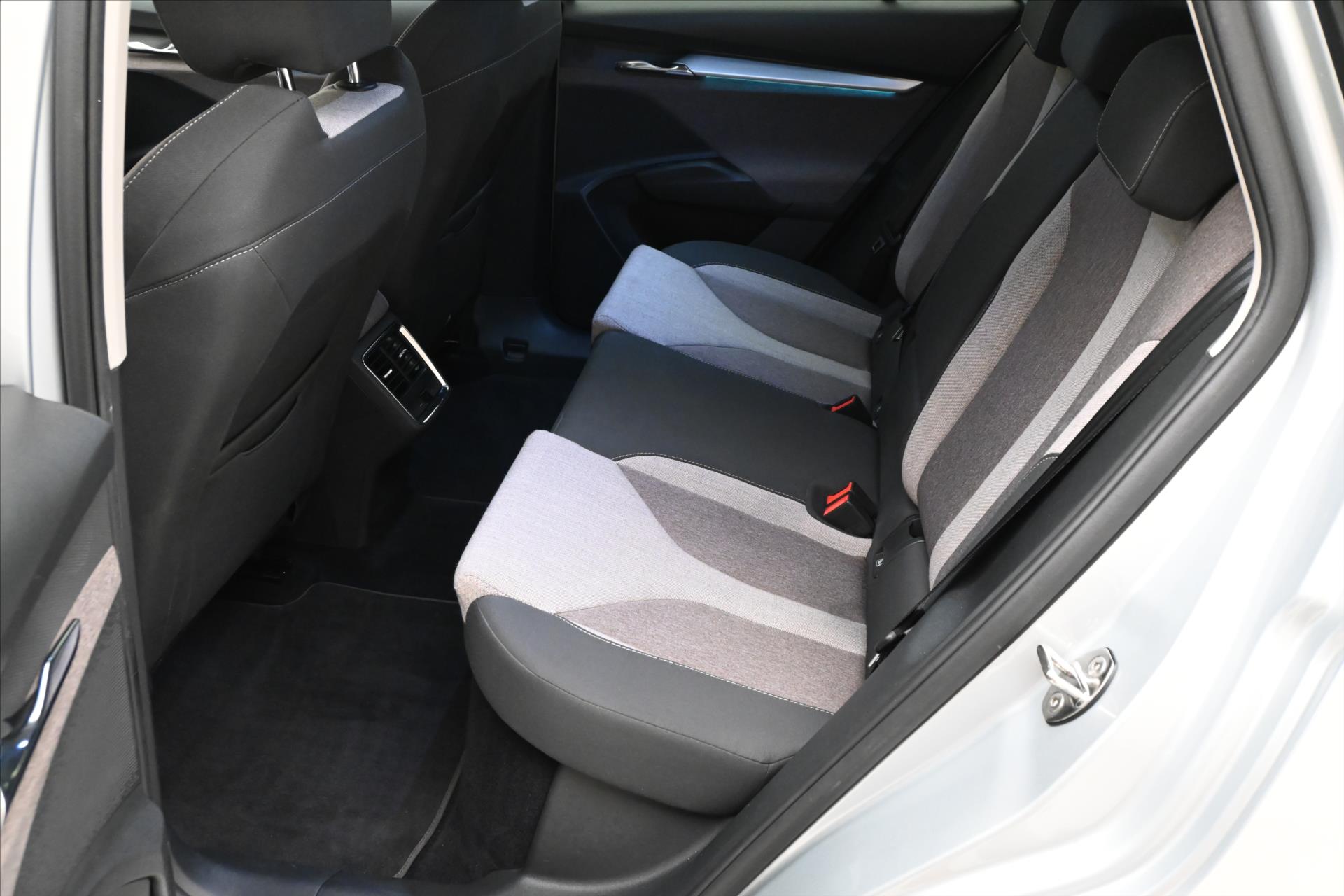 Hlavní fotografie vozu Škoda Enyaq iV60 132kW SOH 88% FIRST Edition Záruka až 3 roky (14)