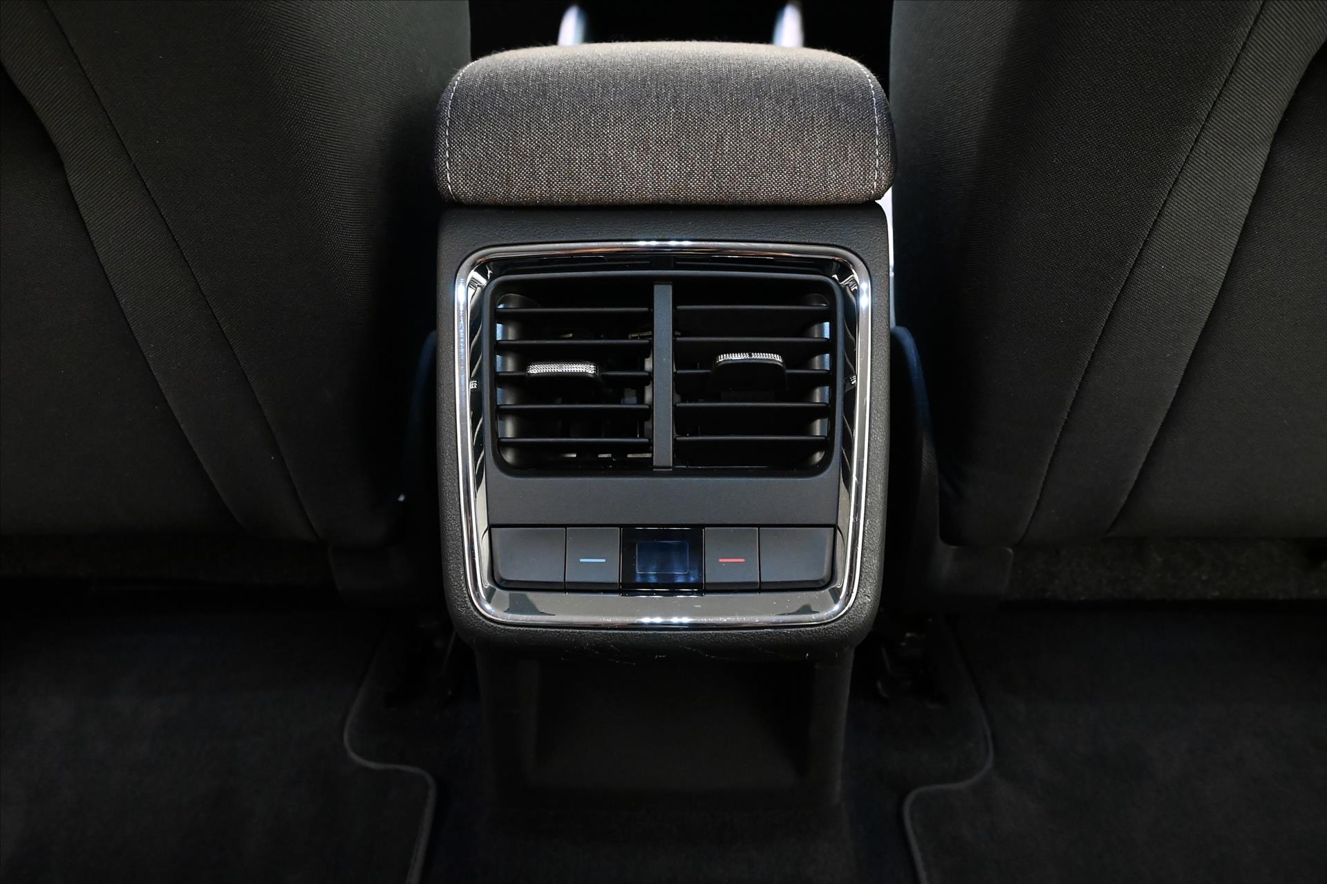 Hlavní fotografie vozu Škoda Enyaq iV60 132kW SOH 88% FIRST Edition Záruka až 3 roky (23)
