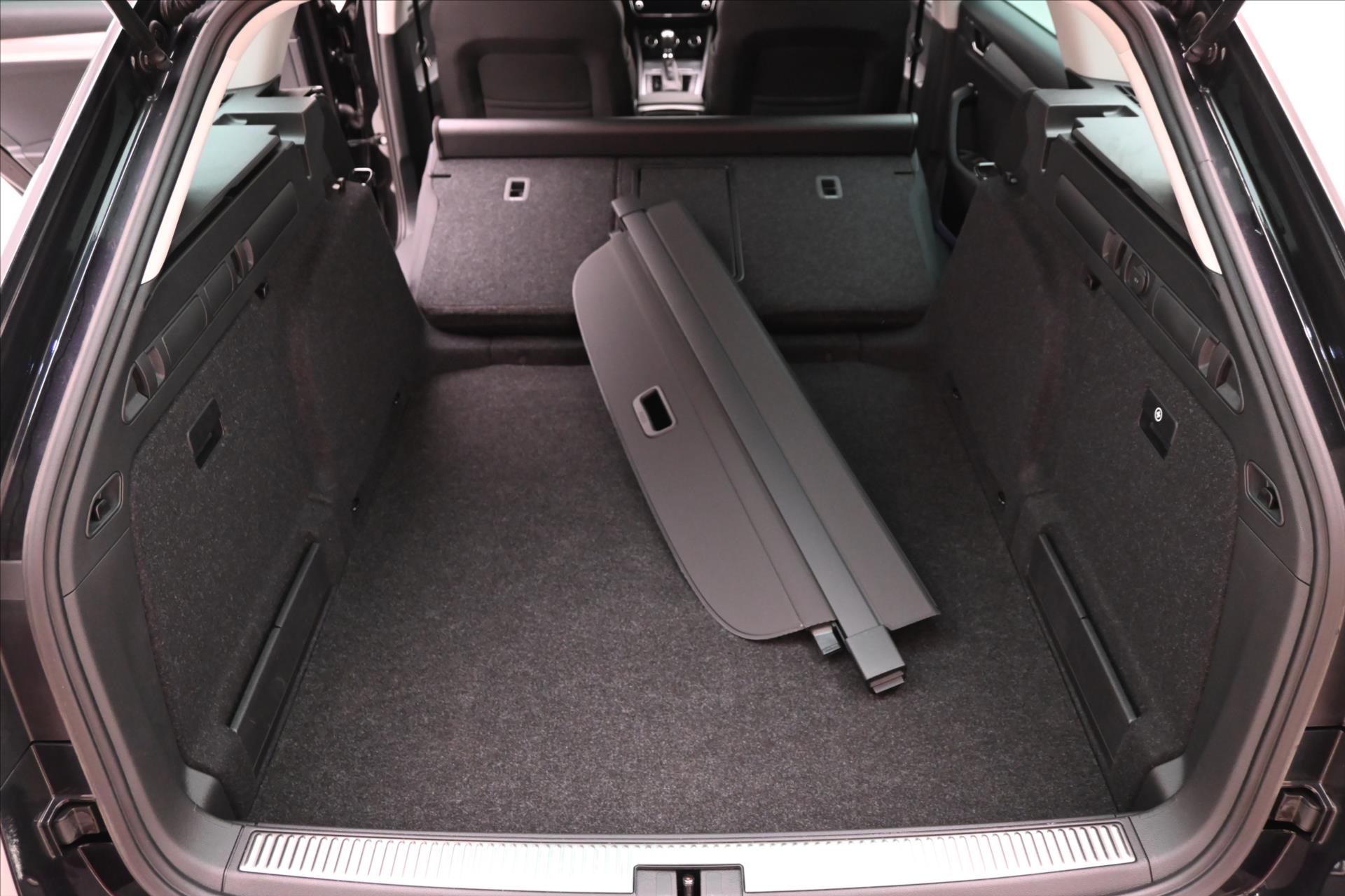 Hlavní fotografie vozu Škoda Superb 2,0 TDI 147 kW DSG 4x4 NEZ.TOPENÍ Záruka až 5 let (11)