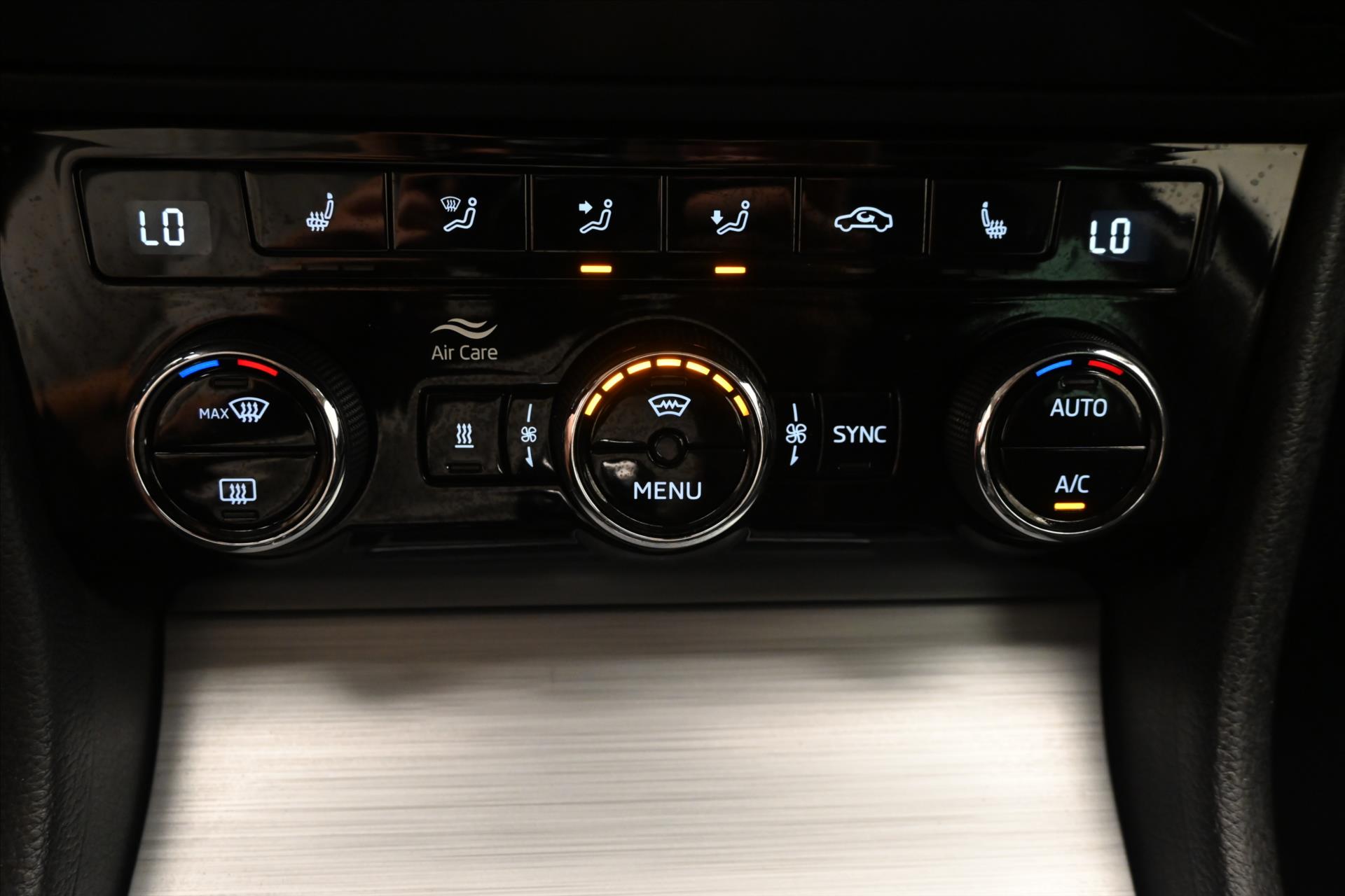 Hlavní fotografie vozu Škoda Superb 2,0 TDI 147 kW DSG 4x4 NEZ.TOPENÍ Záruka až 5 let (21)