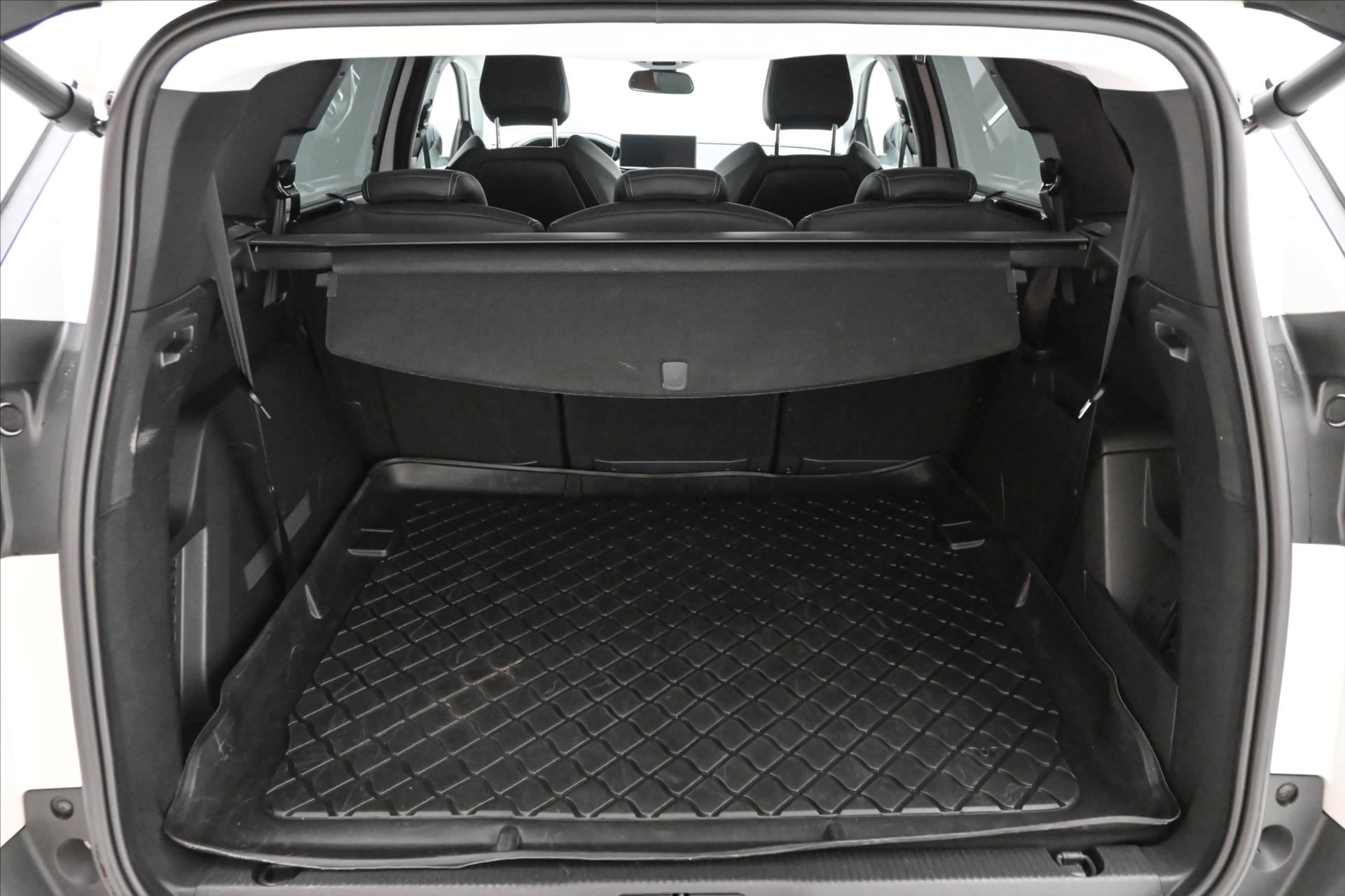 Main photo of the car Peugeot 5008 1,5 HDI 96 kW EAT8 7Míst ALLURE Záruka až 5 let (10)