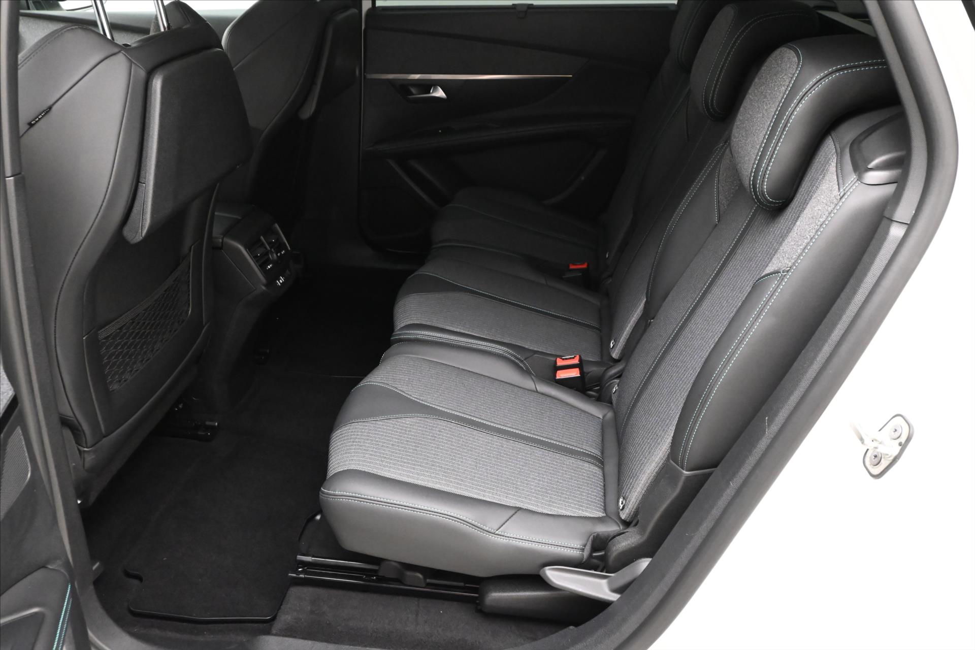 Main photo of the car Peugeot 5008 1,5 HDI 96 kW EAT8 7Míst ALLURE Záruka až 5 let (14)