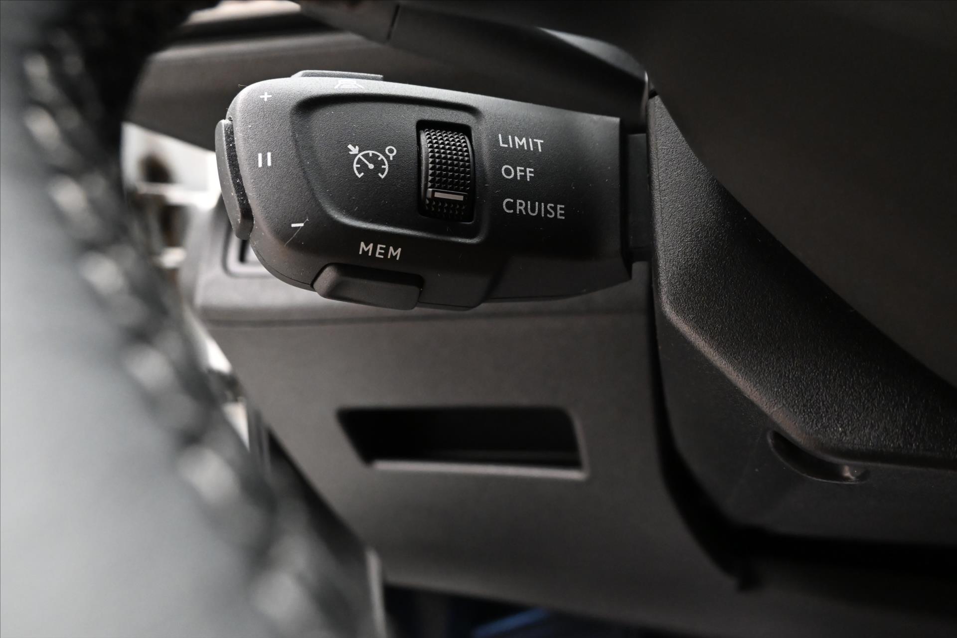 Main photo of the car Peugeot 5008 1,5 HDI 96 kW EAT8 7Míst ALLURE Záruka až 5 let (25)
