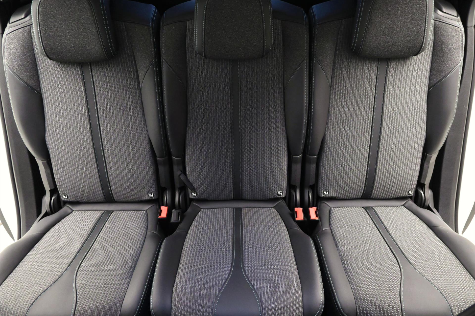 Main photo of the car Peugeot 5008 1,5 HDI 96 kW EAT8 7Míst ALLURE Záruka až 5 let (30)