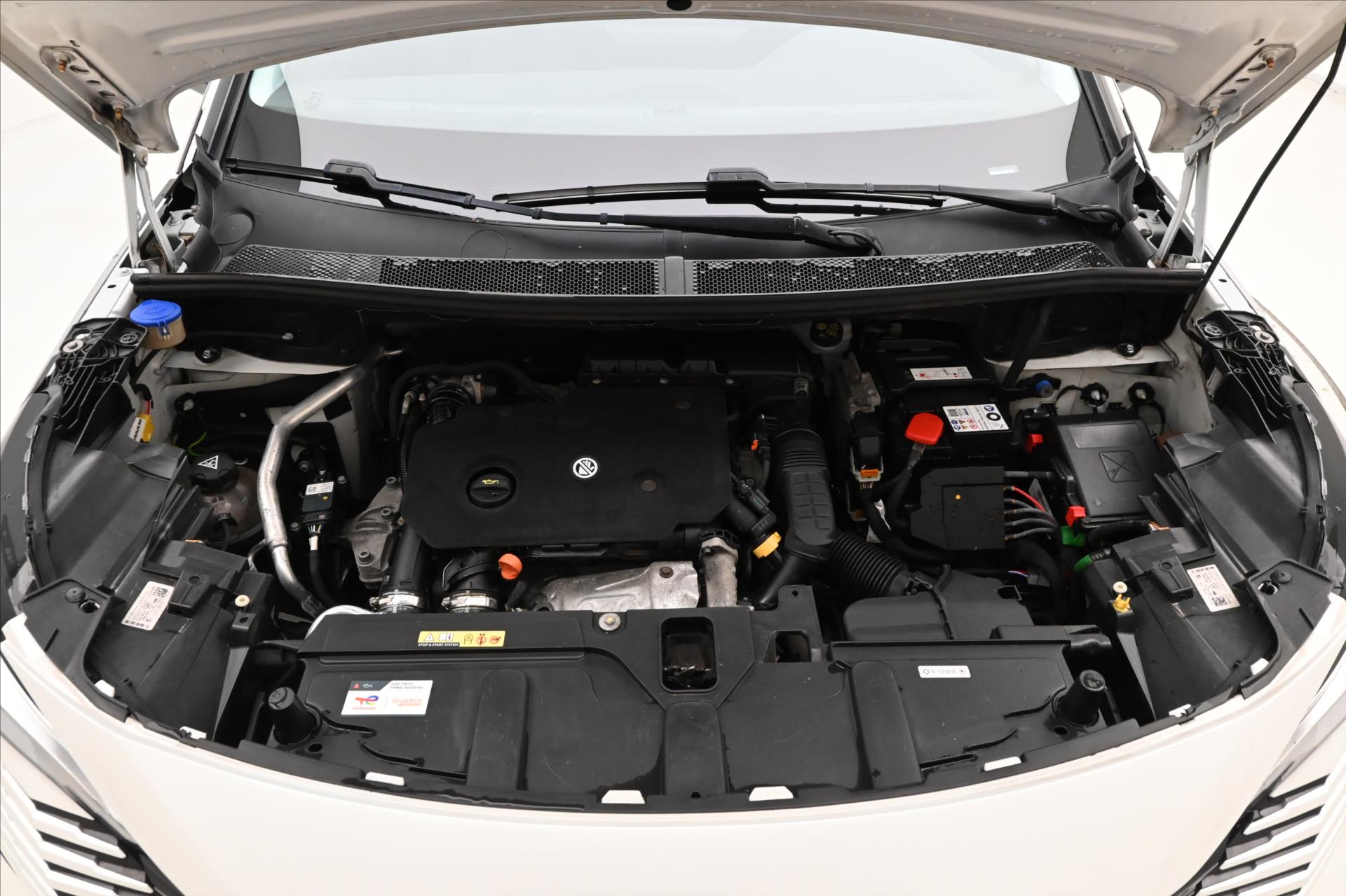 Main photo of the car Peugeot 5008 1,5 HDI 96 kW EAT8 7Míst ALLURE Záruka až 5 let (9)