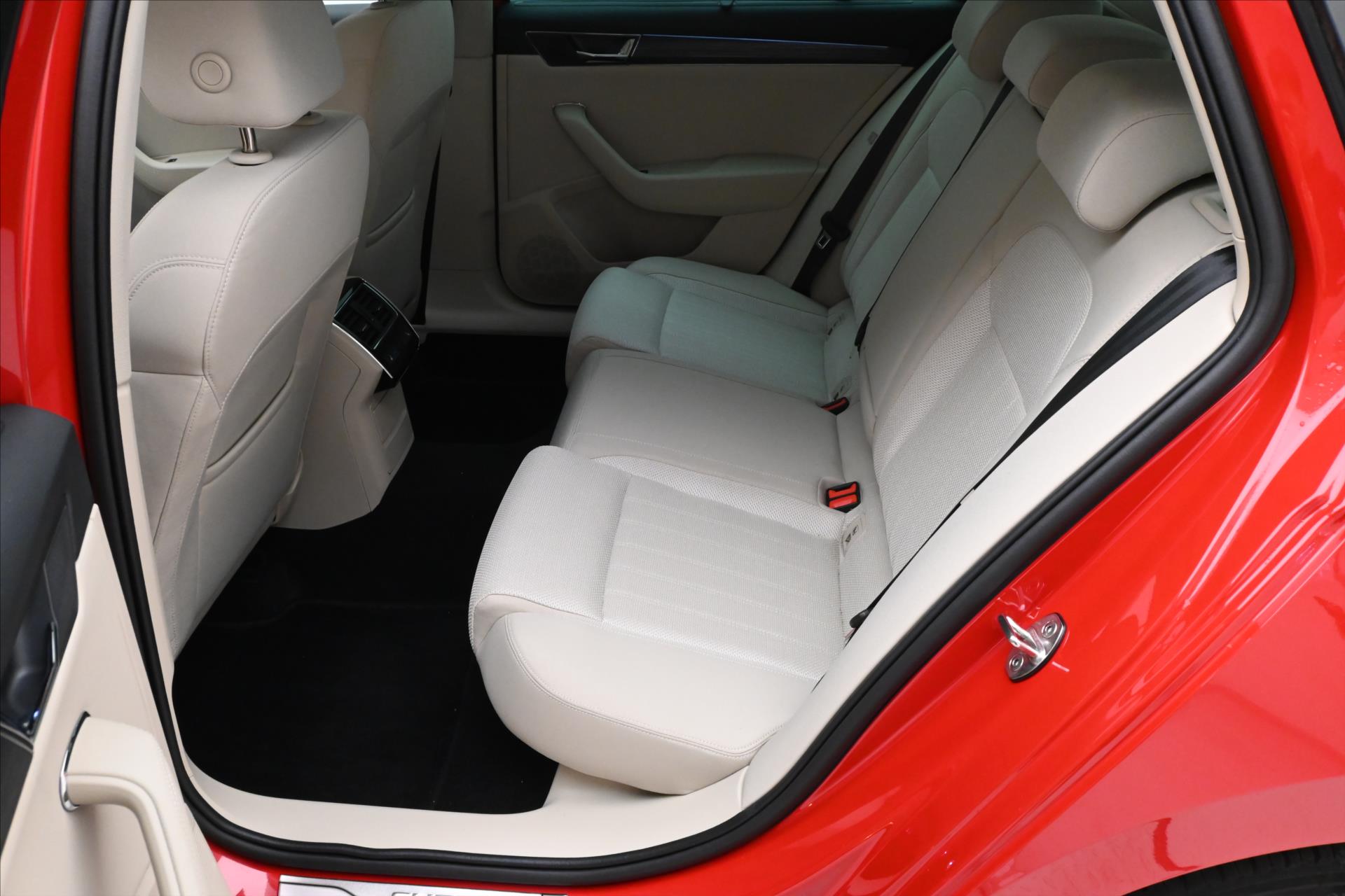 Hlavní fotografie vozu Škoda Superb 2,0 TDI 110kW Style DSG Záruka až 5 let (14)