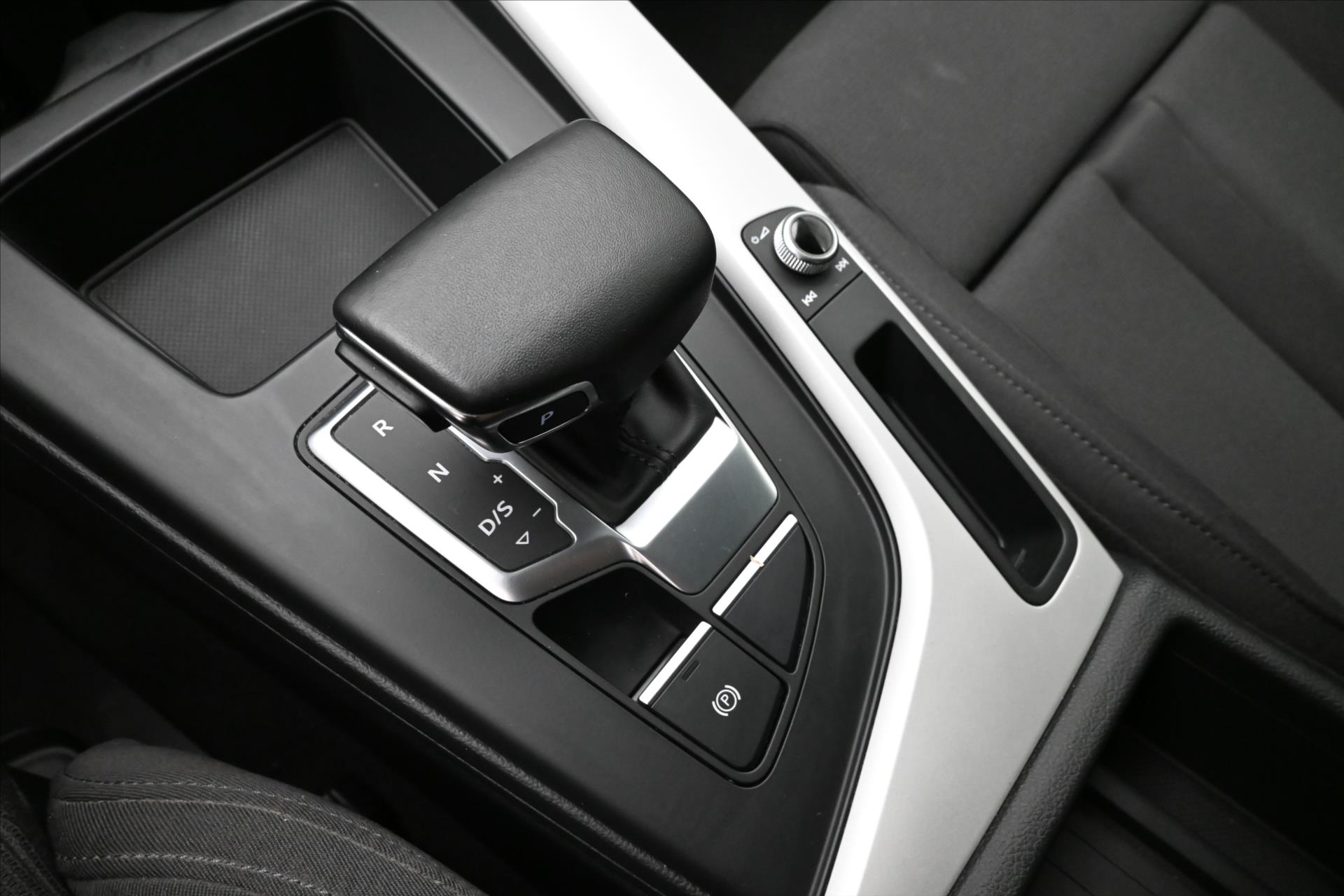 Hlavní fotografie vozu Audi A4 2,0 40TDI 150 kW S-Tronic Záruka až 5 let (24)