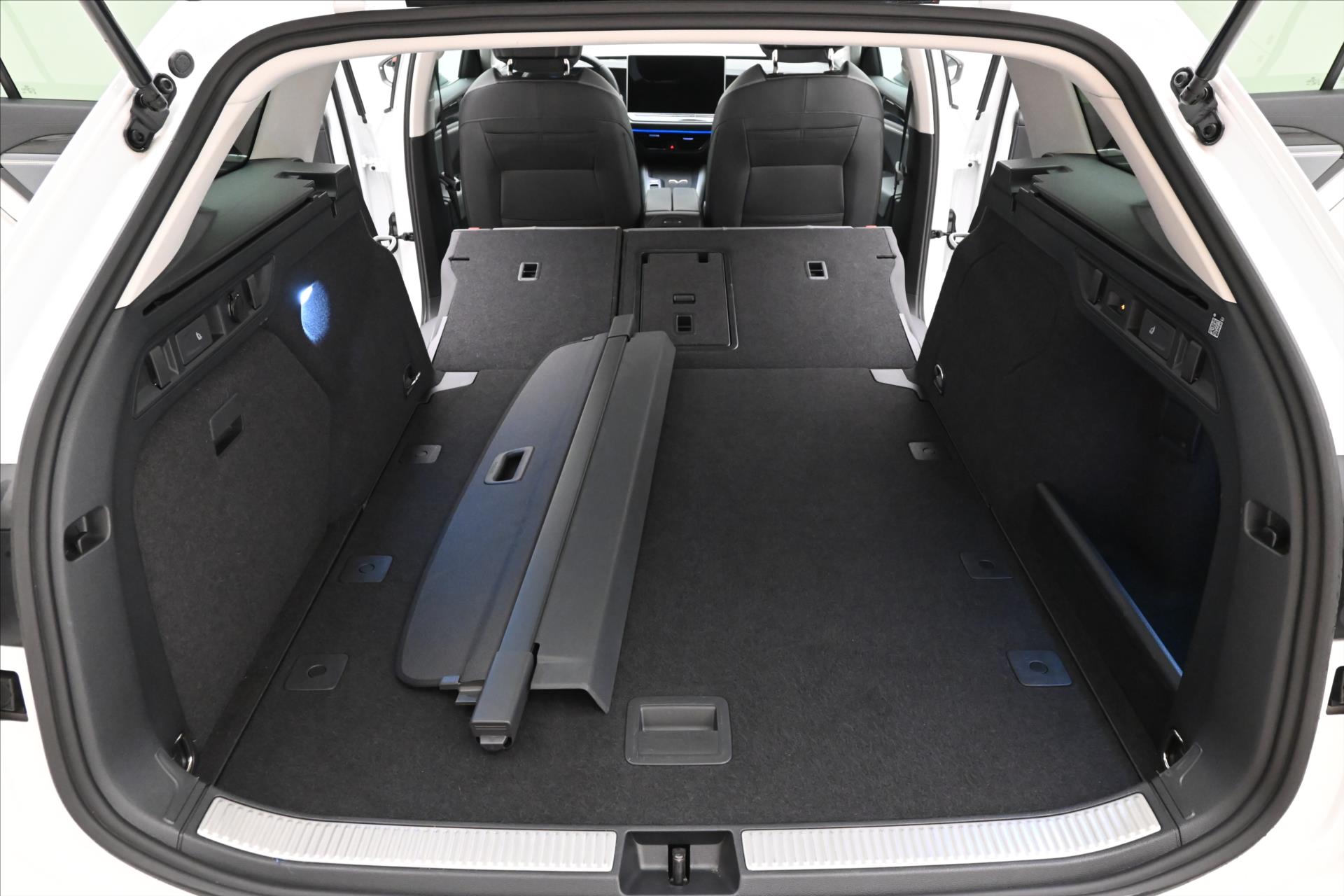 Main photo of the car Volkswagen Passat 2.0 TDI 110 kW DSG Business Warranty up to 5 years (11)