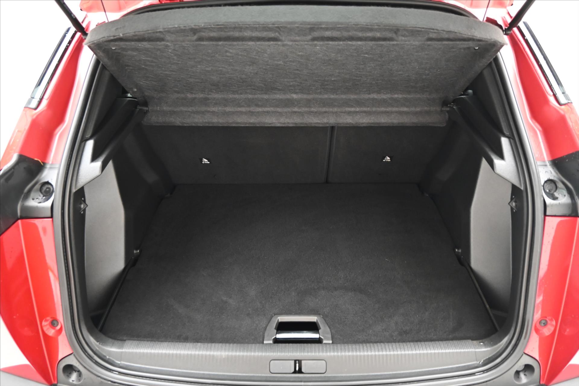 Hlavní fotografie vozu Peugeot 2008 1,2 96 kW PureTech EAT8 Záruka až 5 let (10)