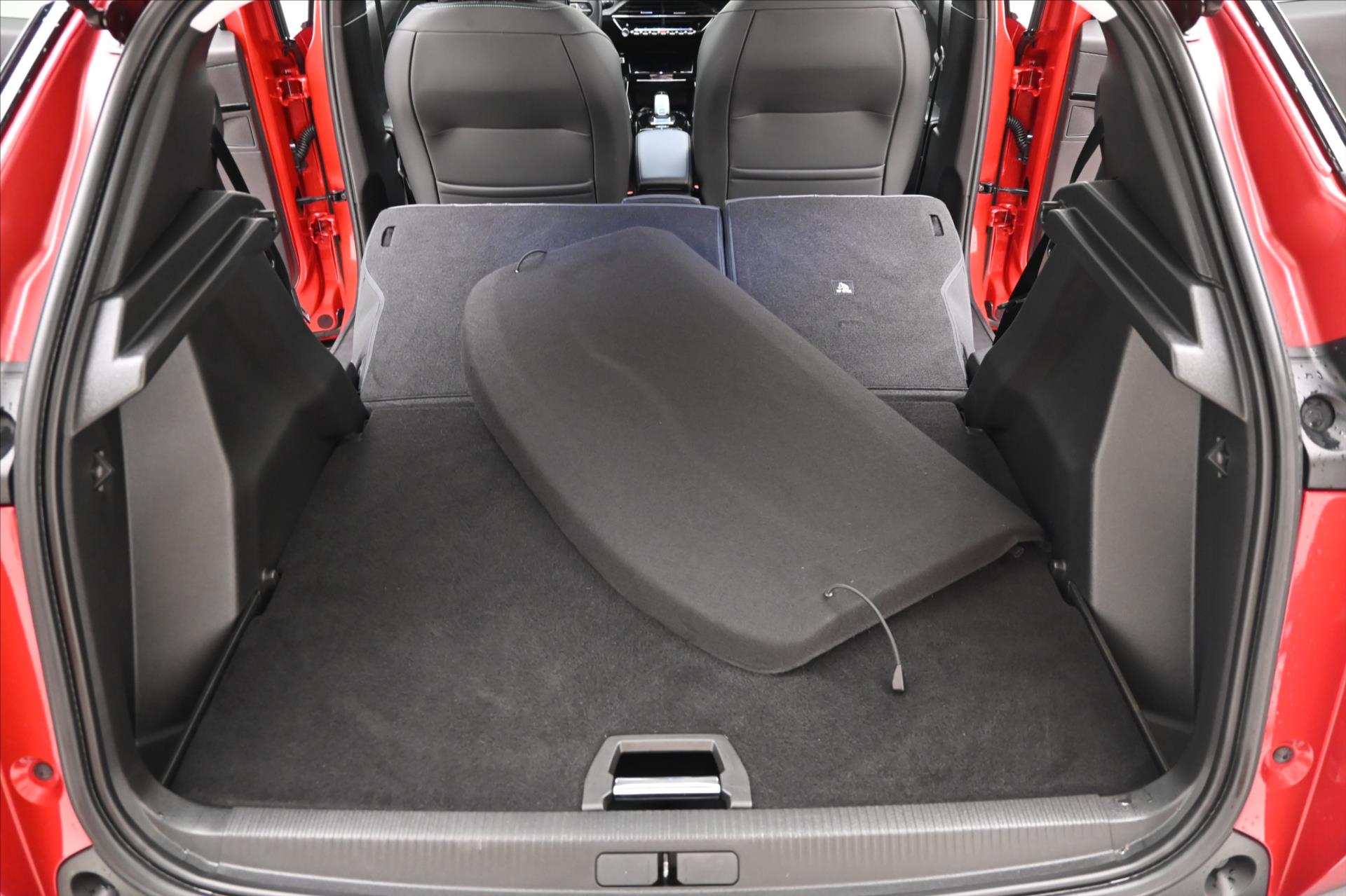 Hlavní fotografie vozu Peugeot 2008 1,2 96 kW PureTech EAT8 Záruka až 5 let (11)