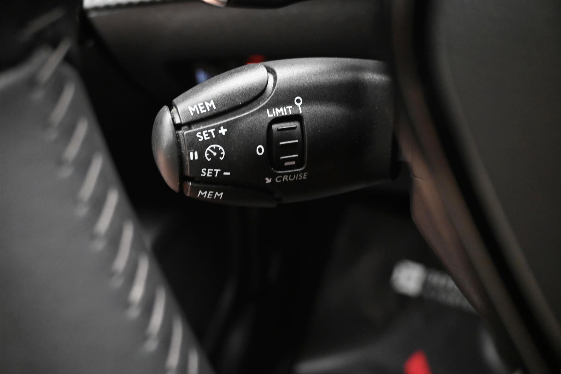 Hlavní fotografie vozu Peugeot 2008 1,2 96 kW PureTech EAT8 Záruka až 5 let (23)