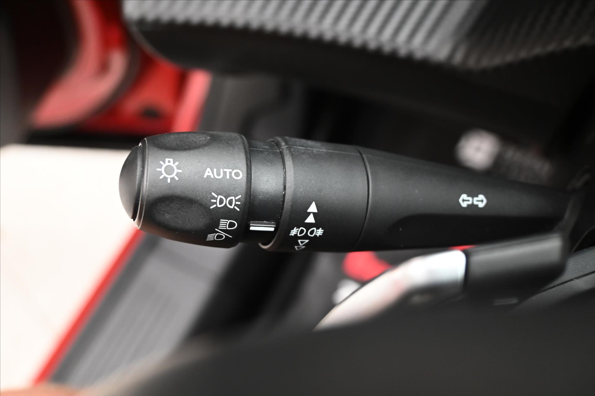 Hlavní fotografie vozu Peugeot 2008 1,2 96 kW PureTech EAT8 Záruka až 5 let (26)