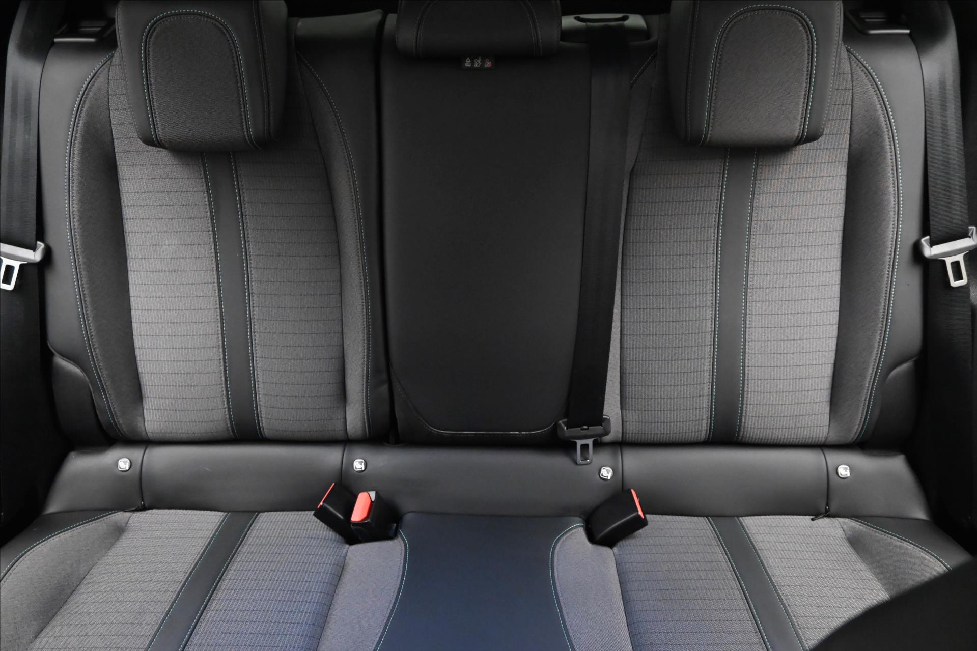 Hlavní fotografie vozu Peugeot 2008 1,2 96 kW PureTech EAT8 Záruka až 5 let (27)