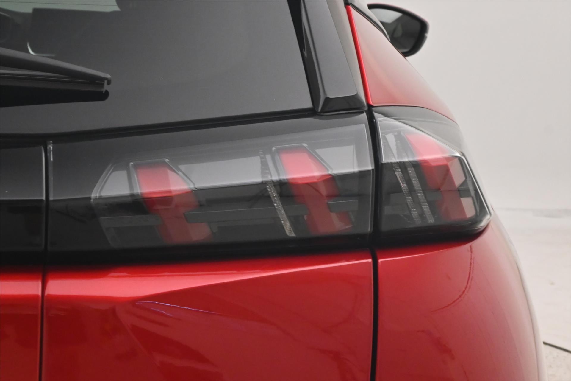 Hlavní fotografie vozu Peugeot 2008 1,2 96 kW PureTech EAT8 Záruka až 5 let (29)