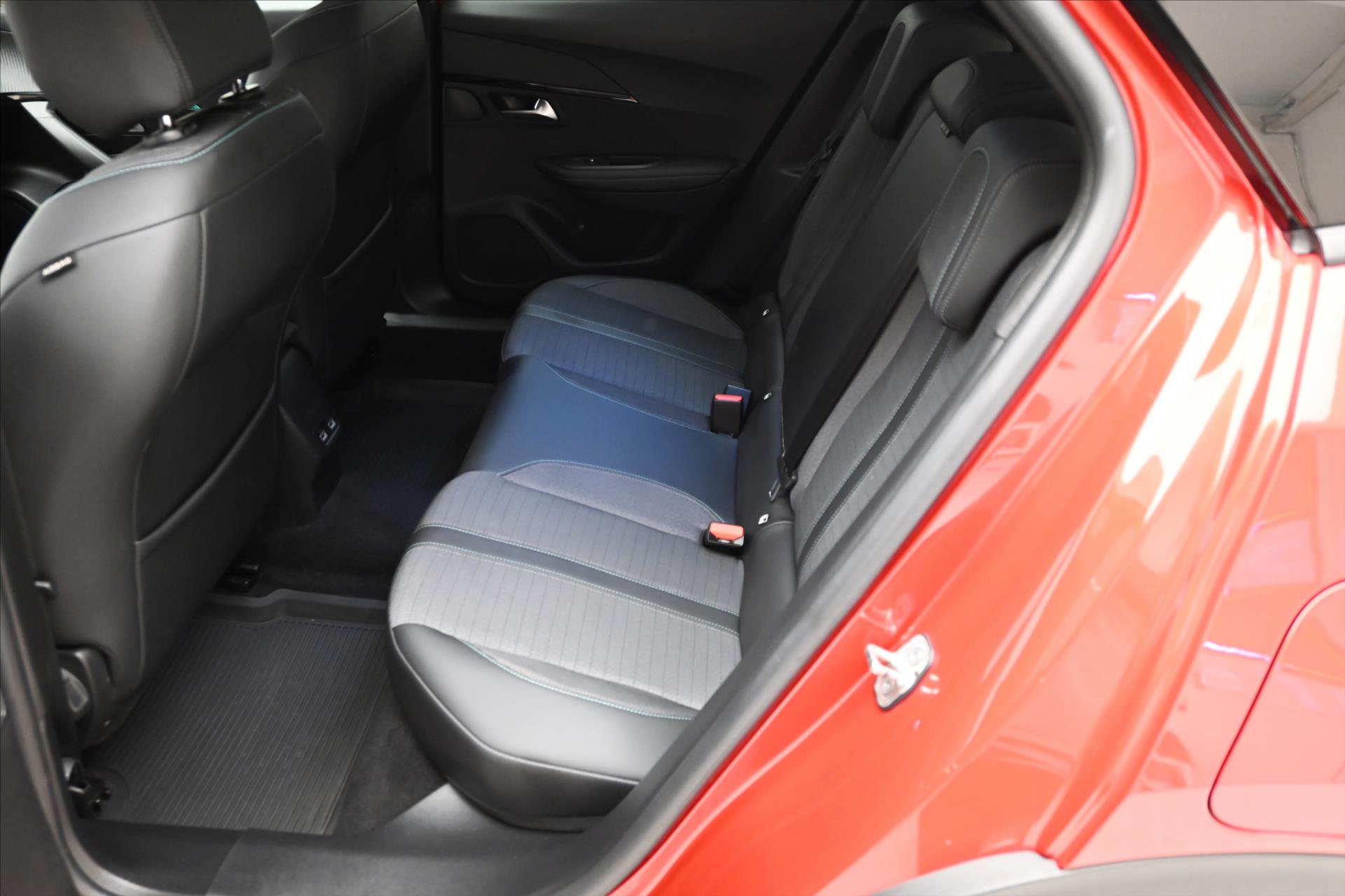 Hlavní fotografie vozu Peugeot 2008 1,2 96kW PureTech EAT8 Záruka až 5 let (14)