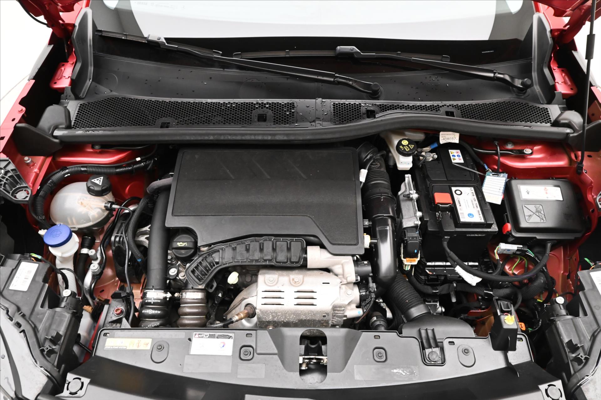 Hlavní fotografie vozu Peugeot 2008 1,2 96kW PureTech EAT8 Záruka až 5 let (9)